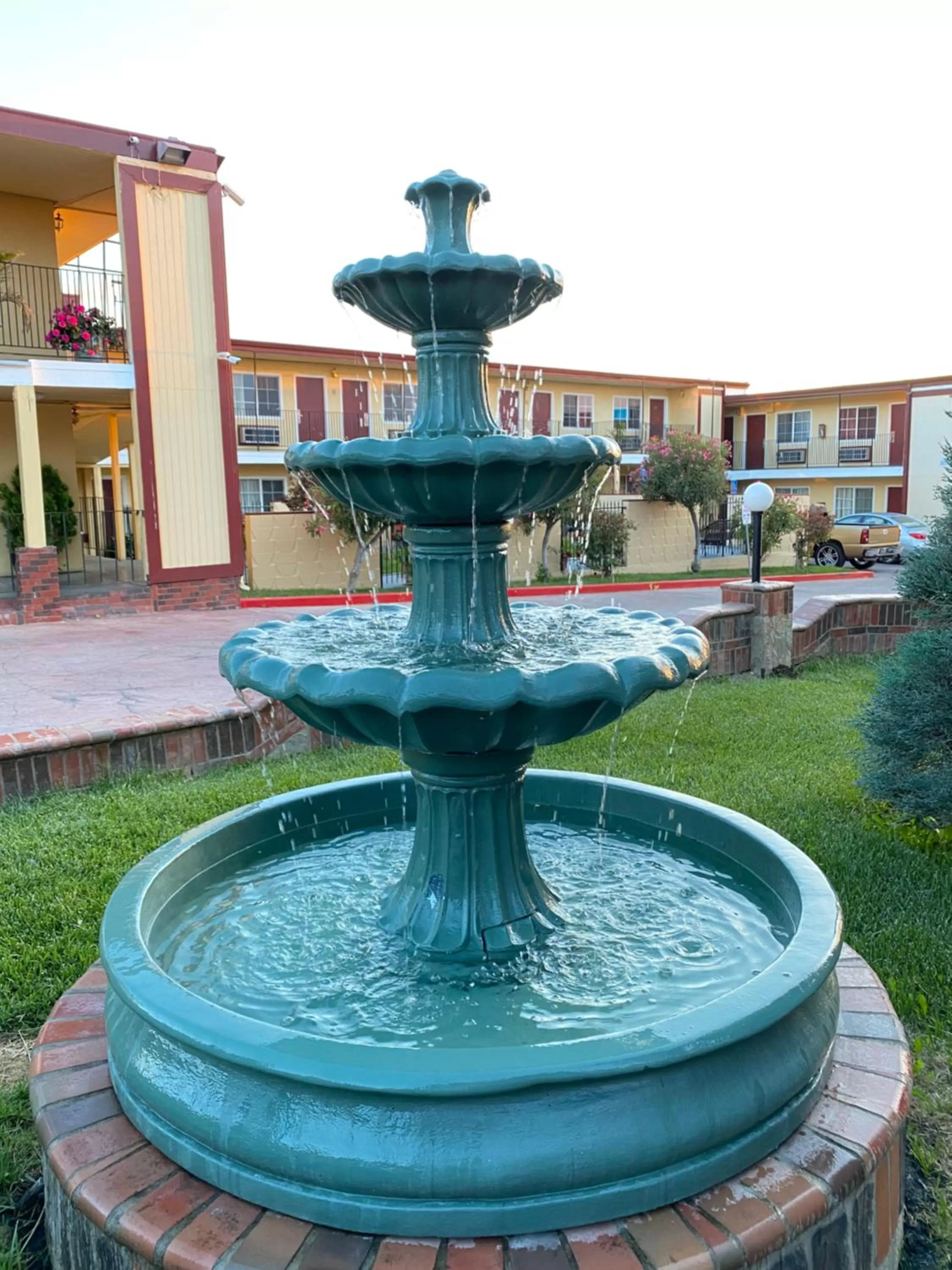 Property building, Swimming Pool in Motel 7 - Near Six Flags, Vallejo - Napa Valley