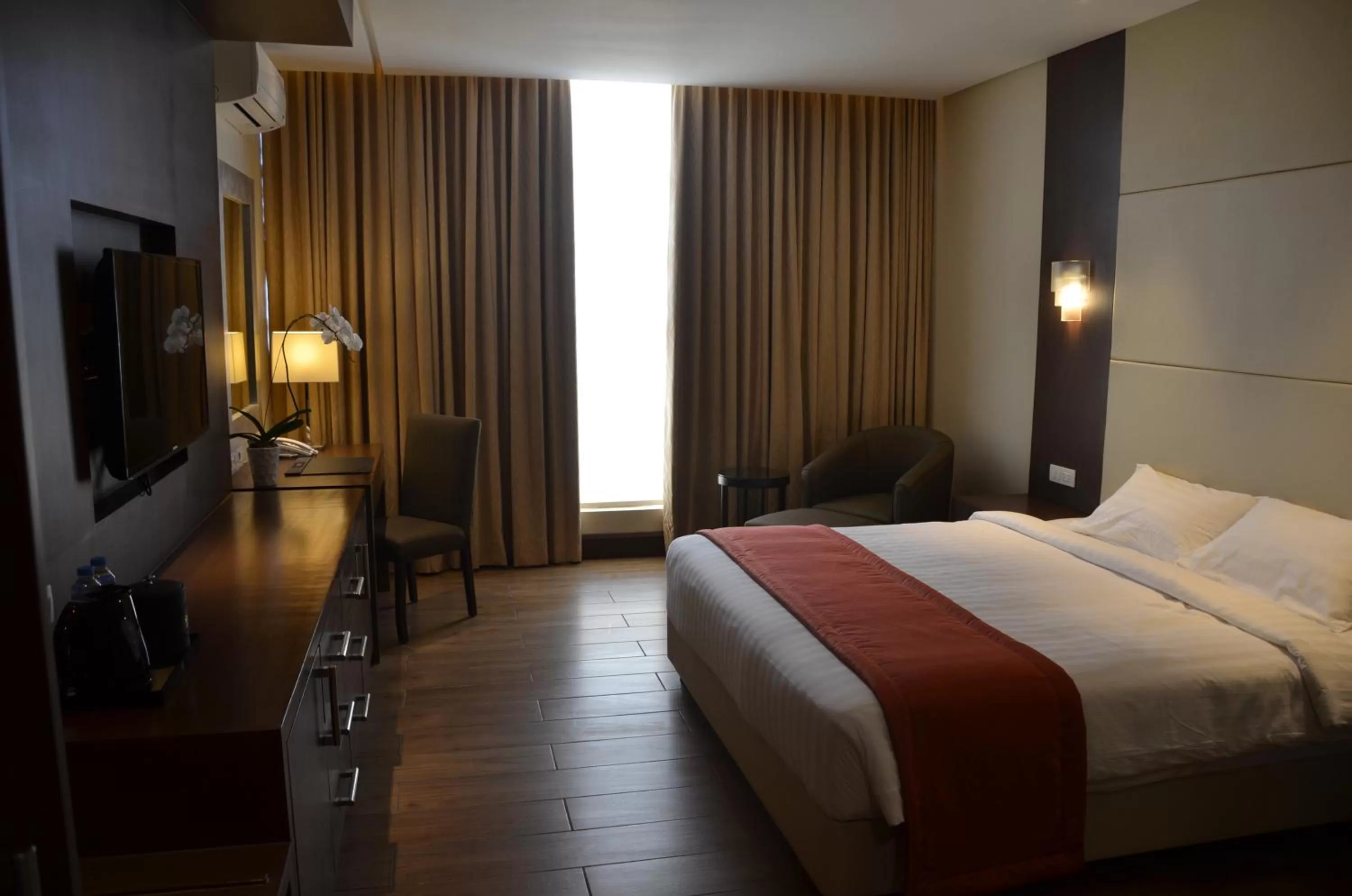 Photo of the whole room, Bed in Hotel Monticello Tagaytay