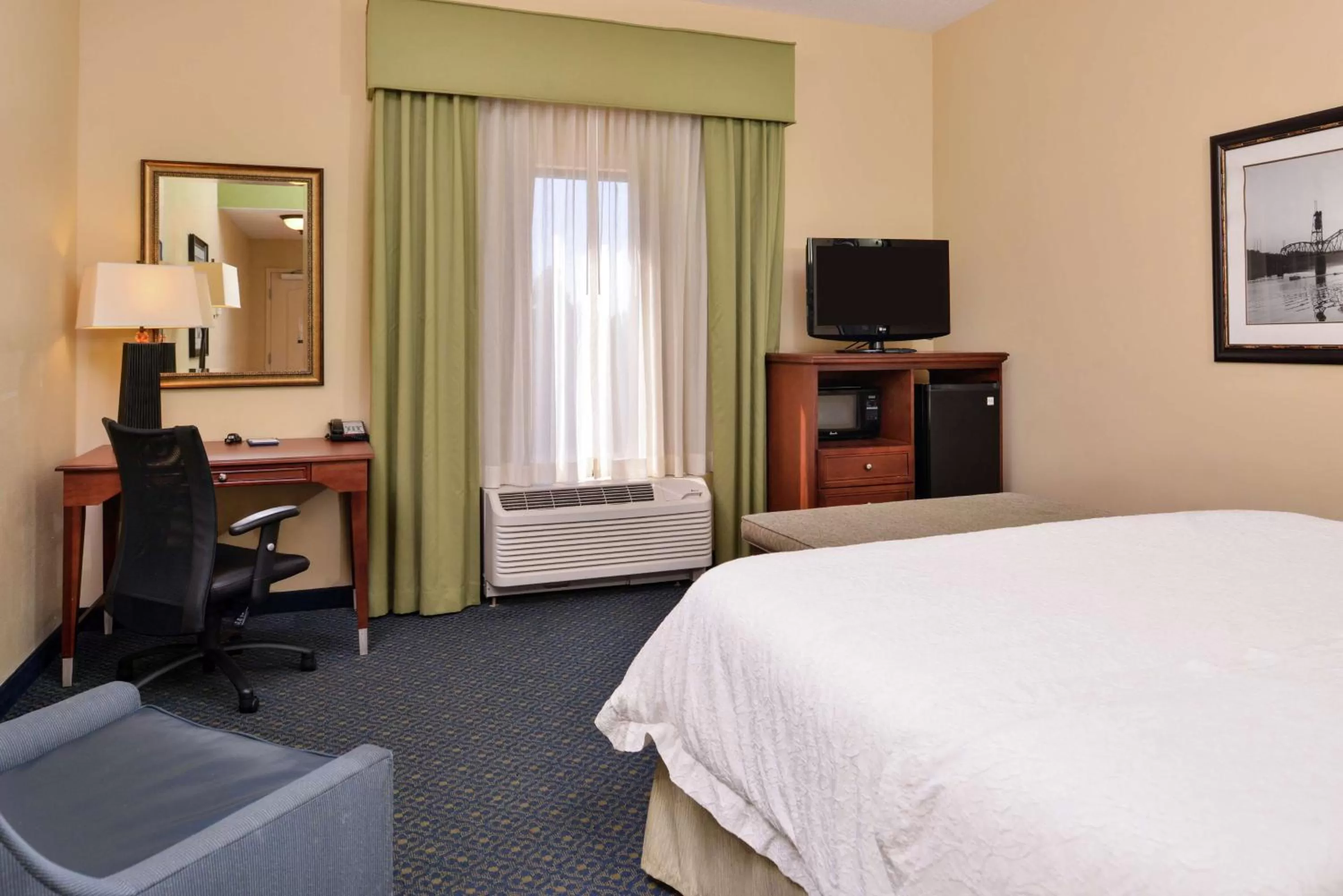 Bedroom, Bed in Hampton Inn Jackson-College Avenue