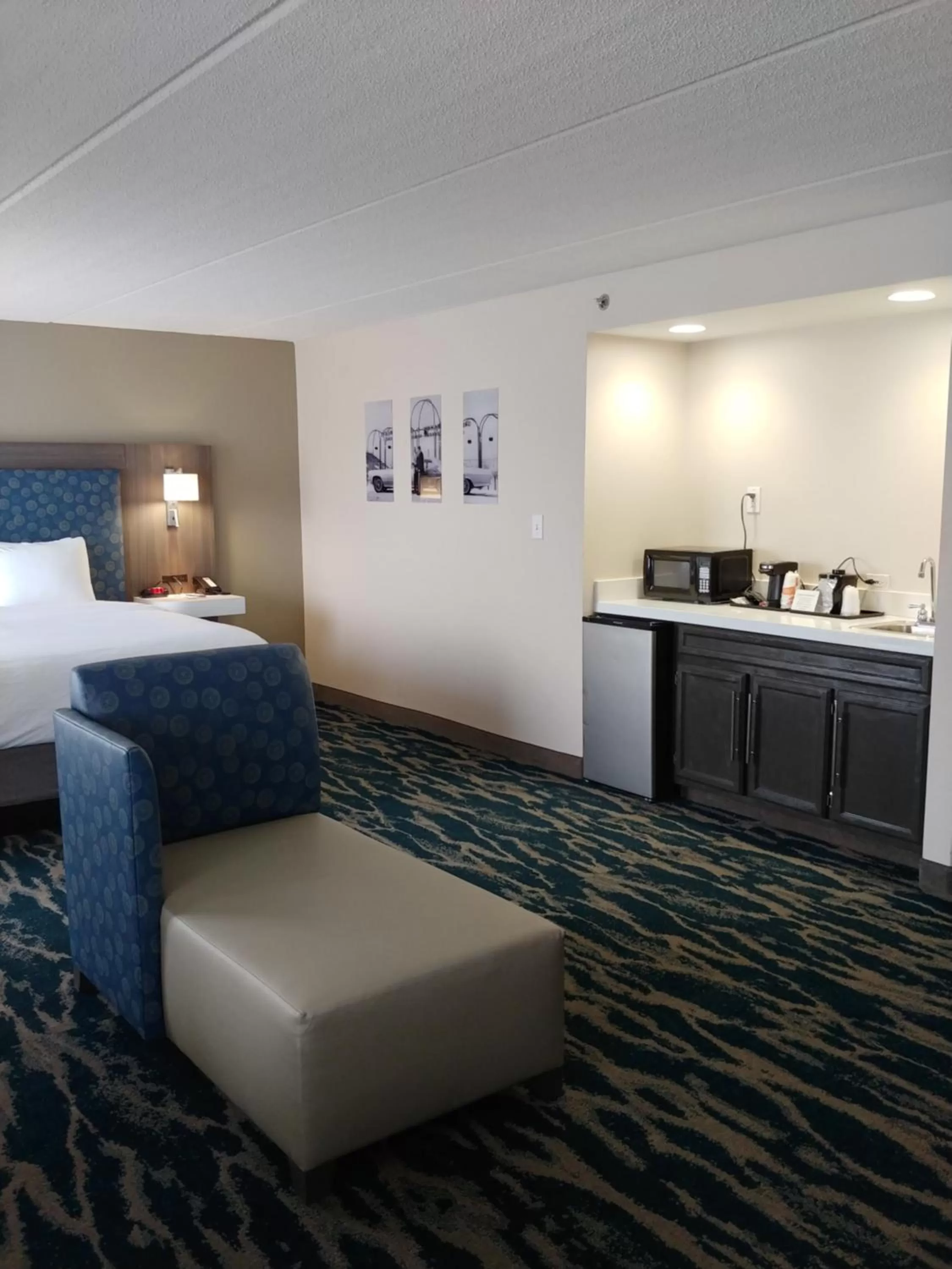 Kitchen or kitchenette, Bed in Comfort Inn & Suites Greenville Near East Carolina University