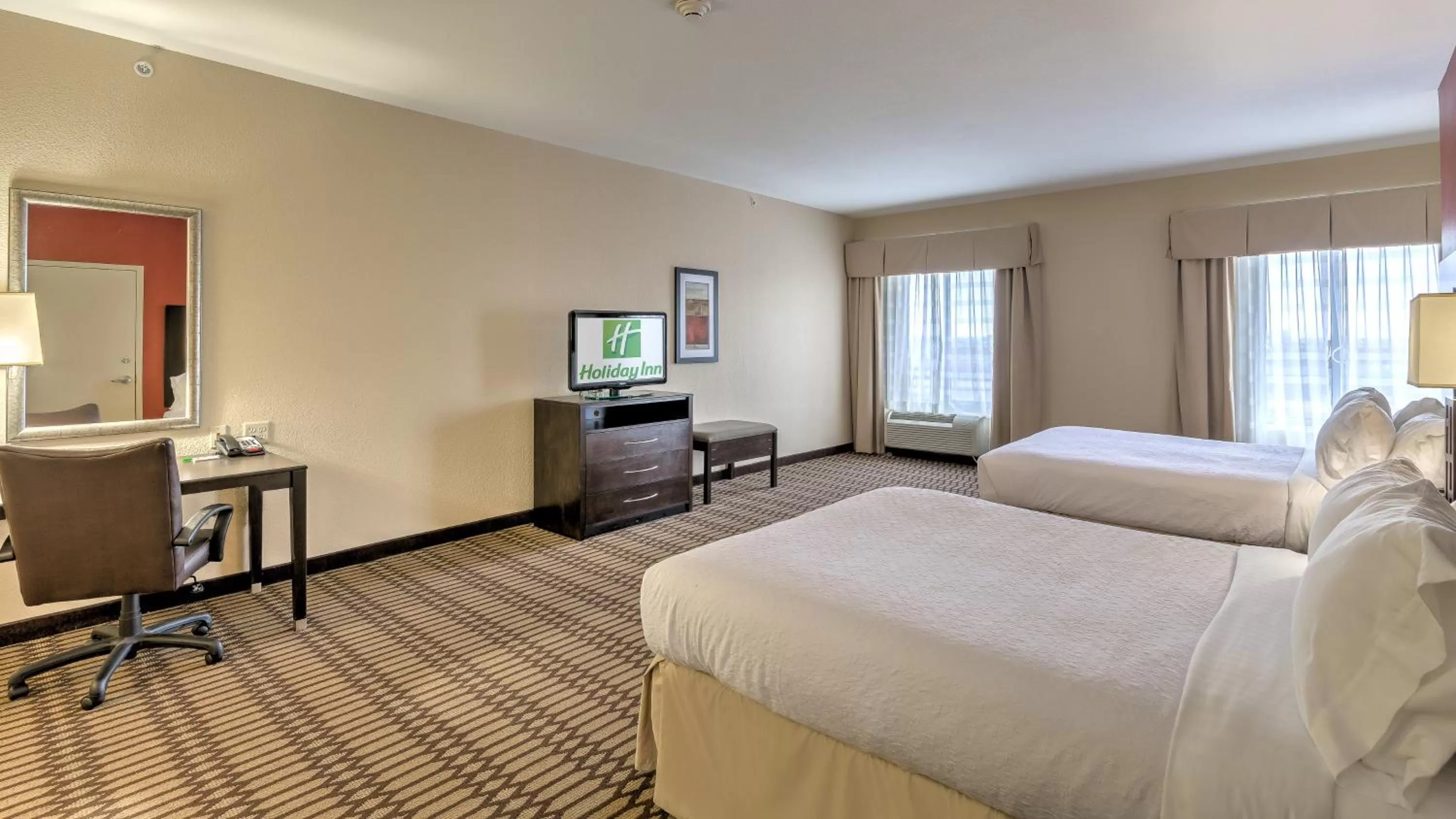 Photo of the whole room, Bed in Holiday Inn North Quail Springs by IHG