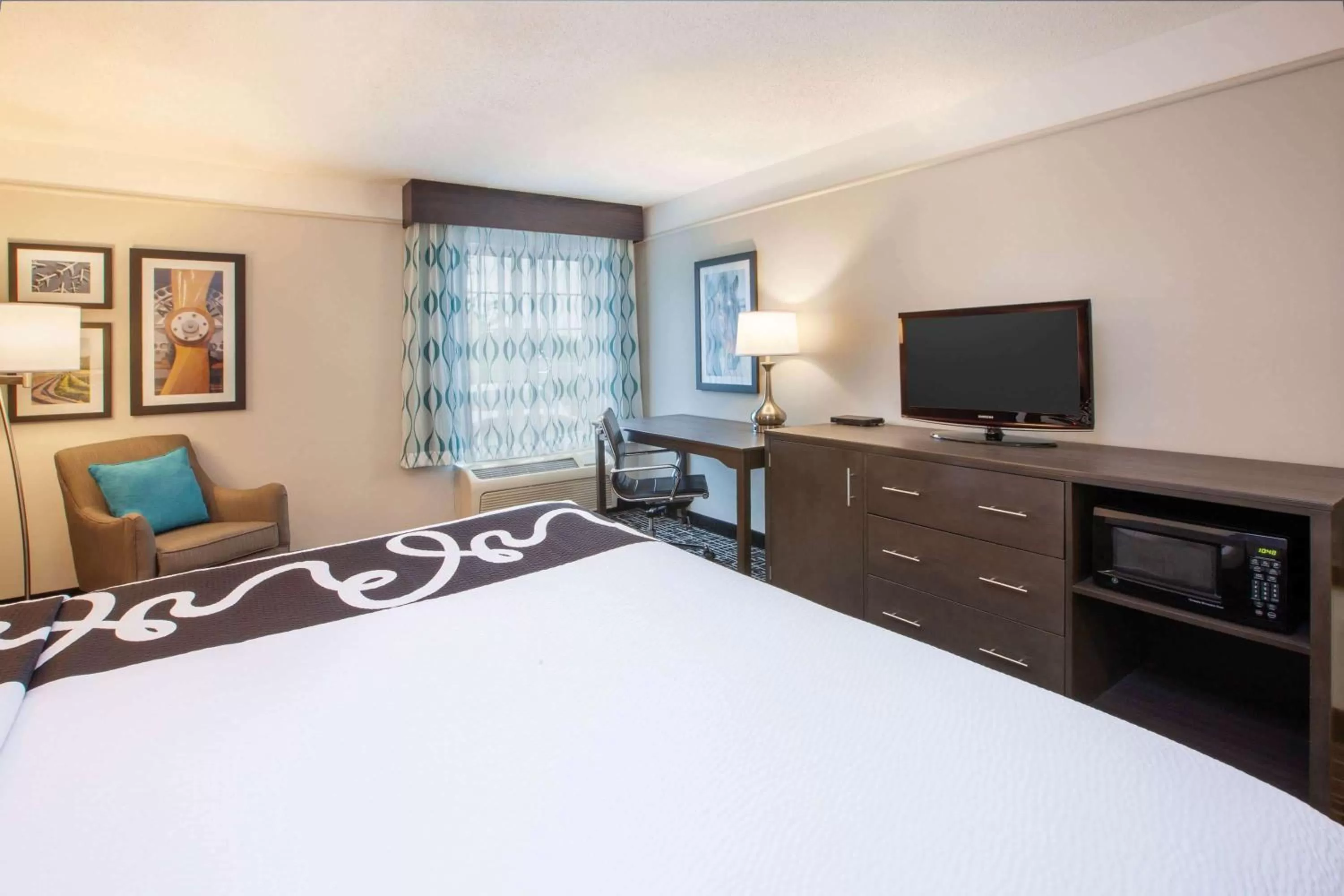 Photo of the whole room, Bed in La Quinta by Wyndham Cincinnati Airport Florence