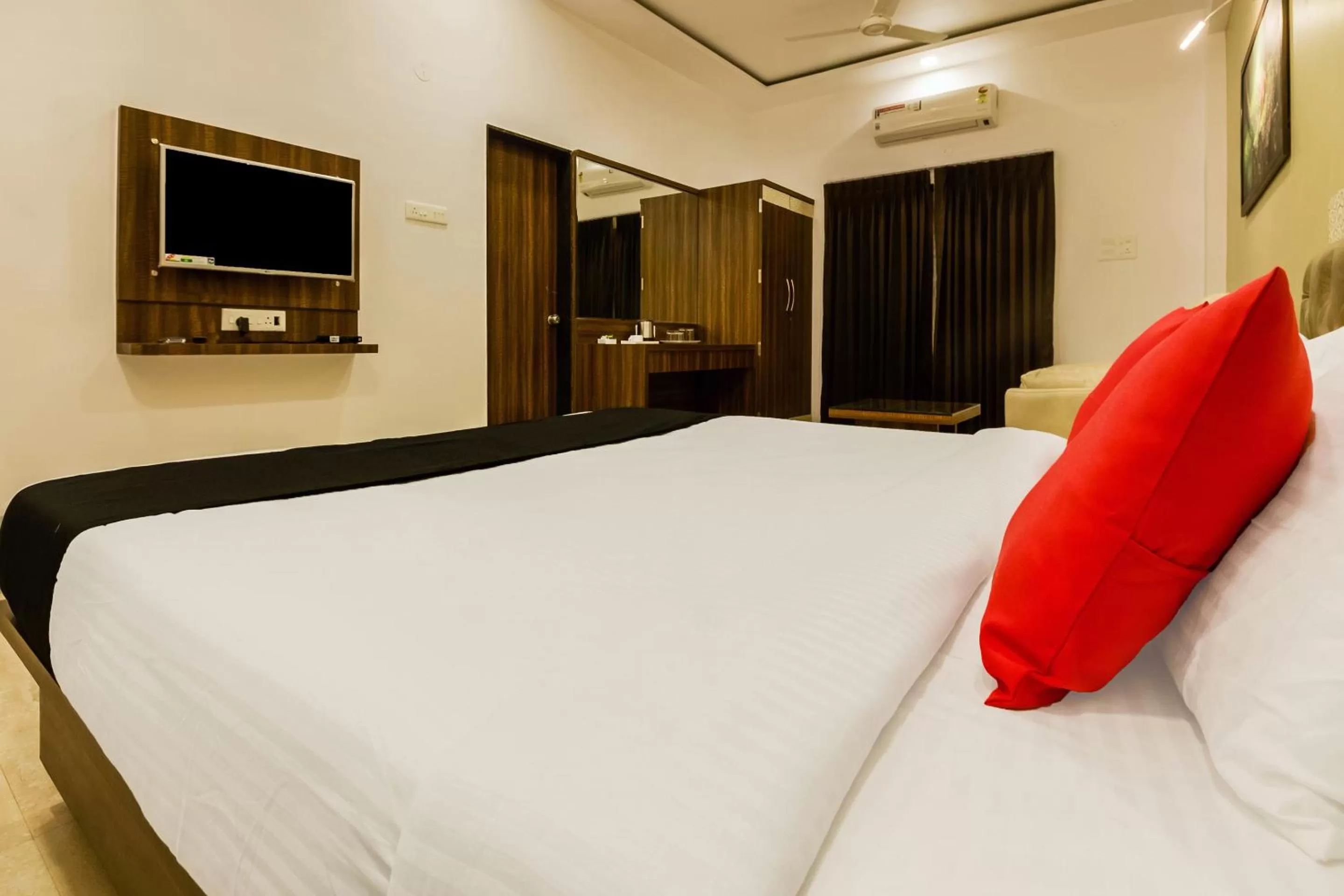 Bedroom, Bed in Hotel Om Inn - Talegaon Dabhade
