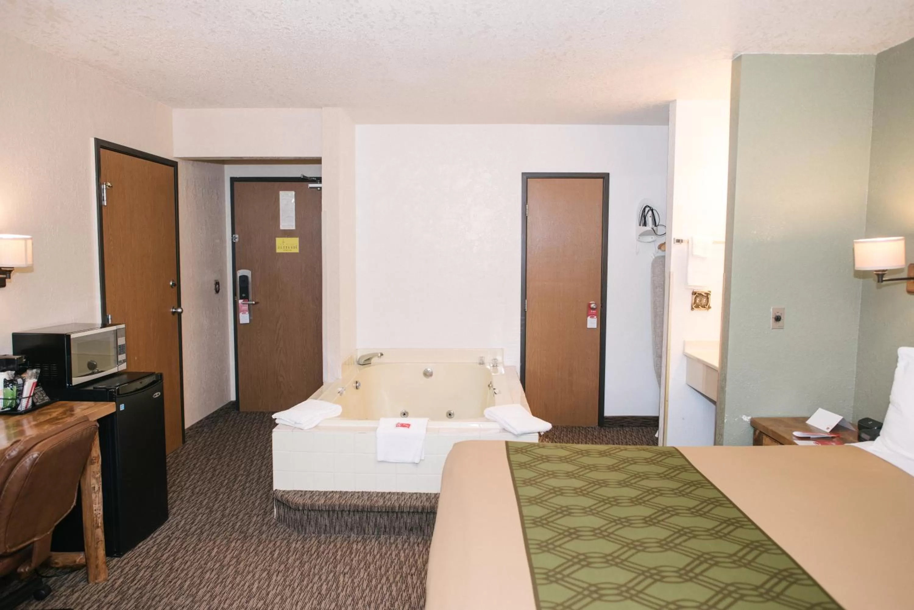 Property building, Bed in Econo Lodge, Downtown Custer Near Custer State Park and Mt Rushmore