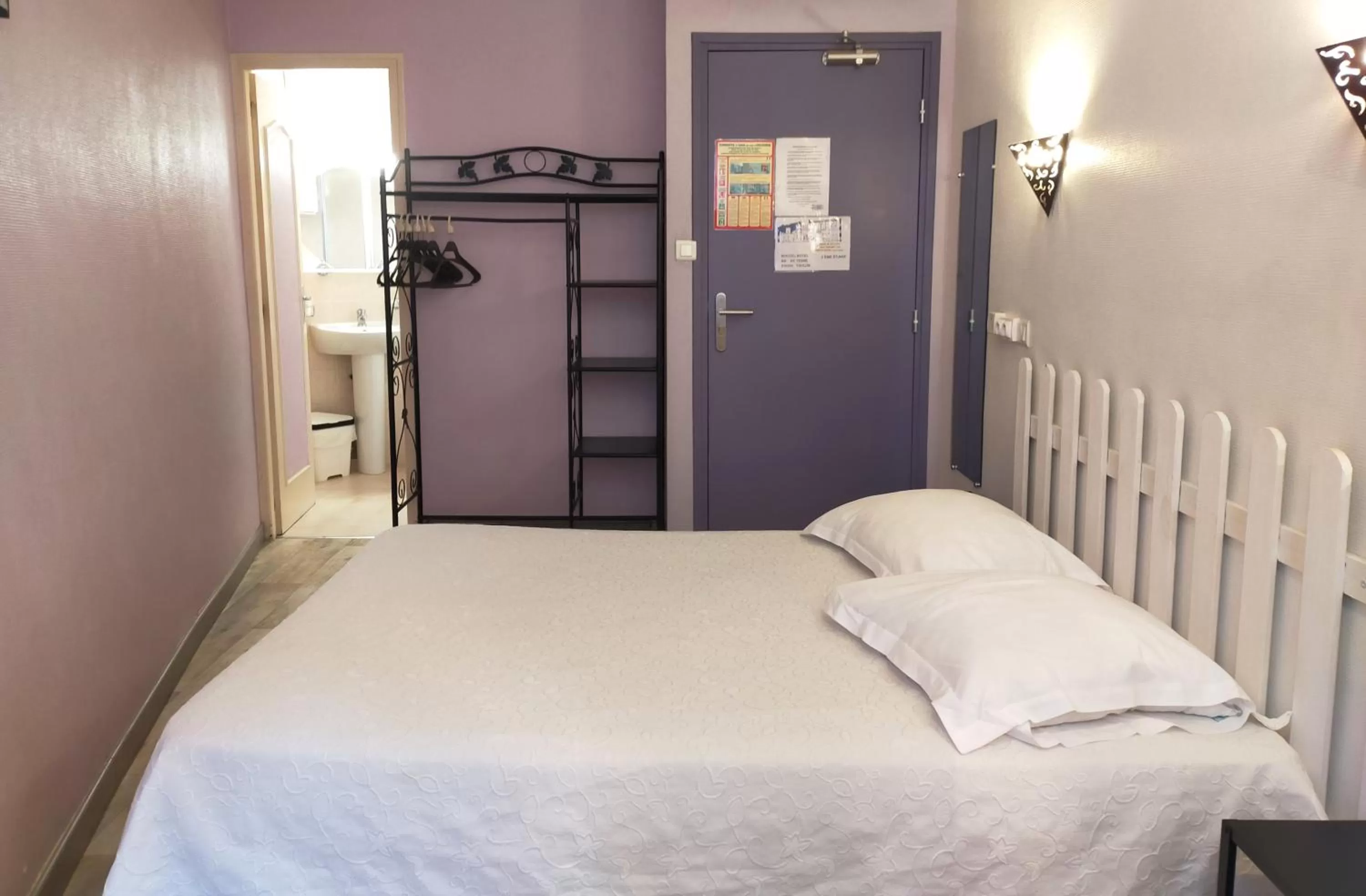 Photo of the whole room, Bed in Au Nouvel Hôtel