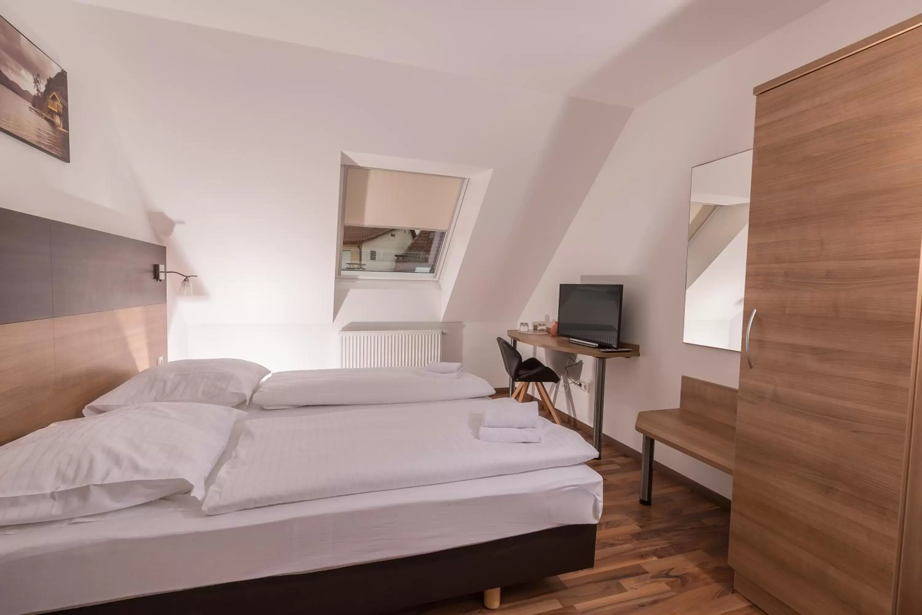 Economy Double Room with Shared Bathroom in Boutique-Hotel Kronenstuben - unschlagbare Zentrumsnähe direkt am Marstall & Marktplatz - Schloss in 3 Min - Frühstück - Langzeitmiete Economy Double Room with Shared Bathroom in Boutique-Hotel Kronenstuben - unschlagbare Zentrumsnähe direkt am Marstall & Marktplatz - Schloss in 3 Min - Frühstück - Langzeitmiete