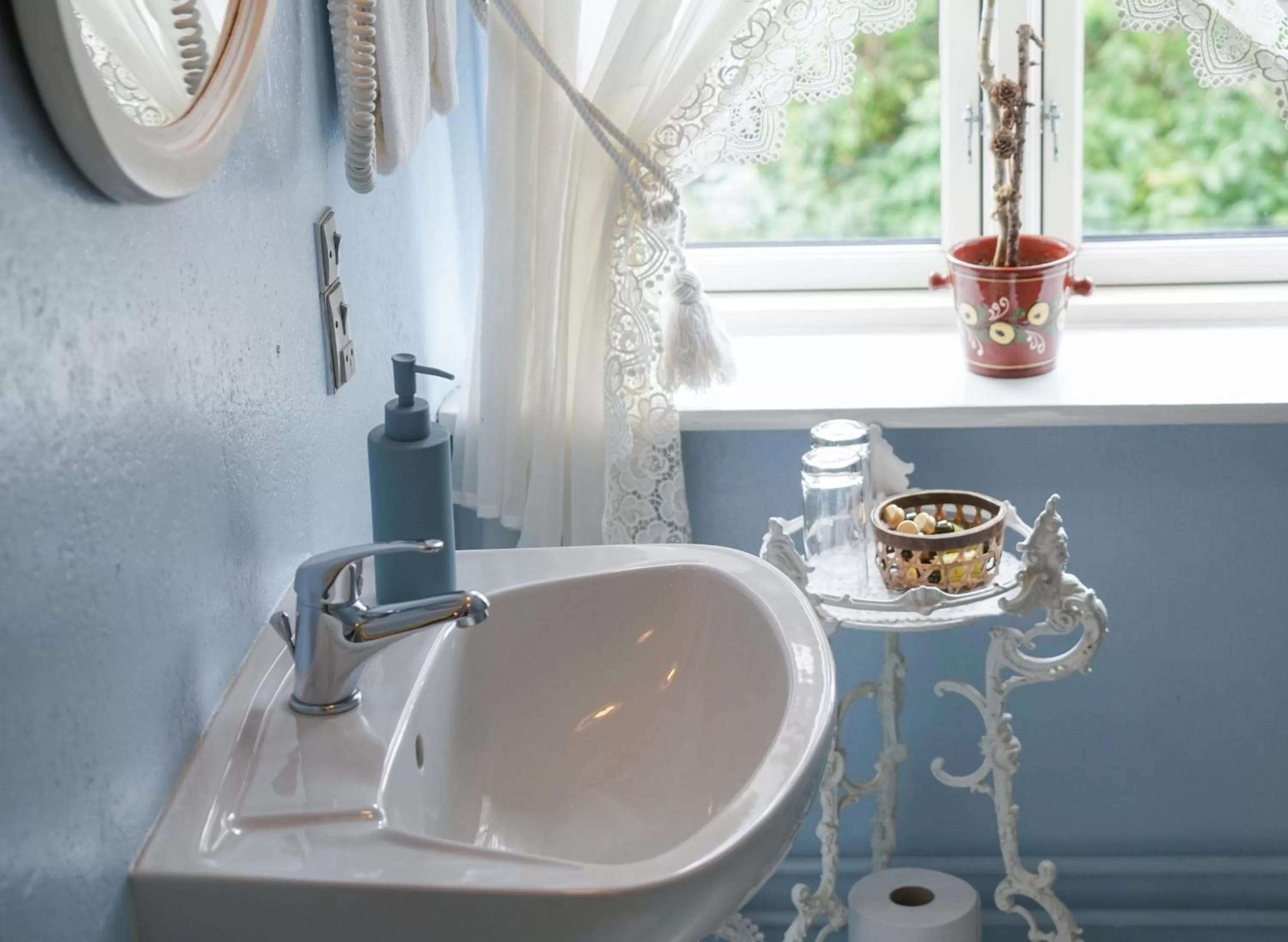 Bathroom in Svostrup Kro