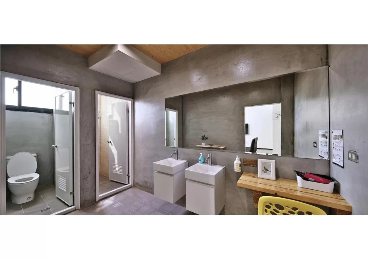 Bathroom in Full House of Happiness B&B