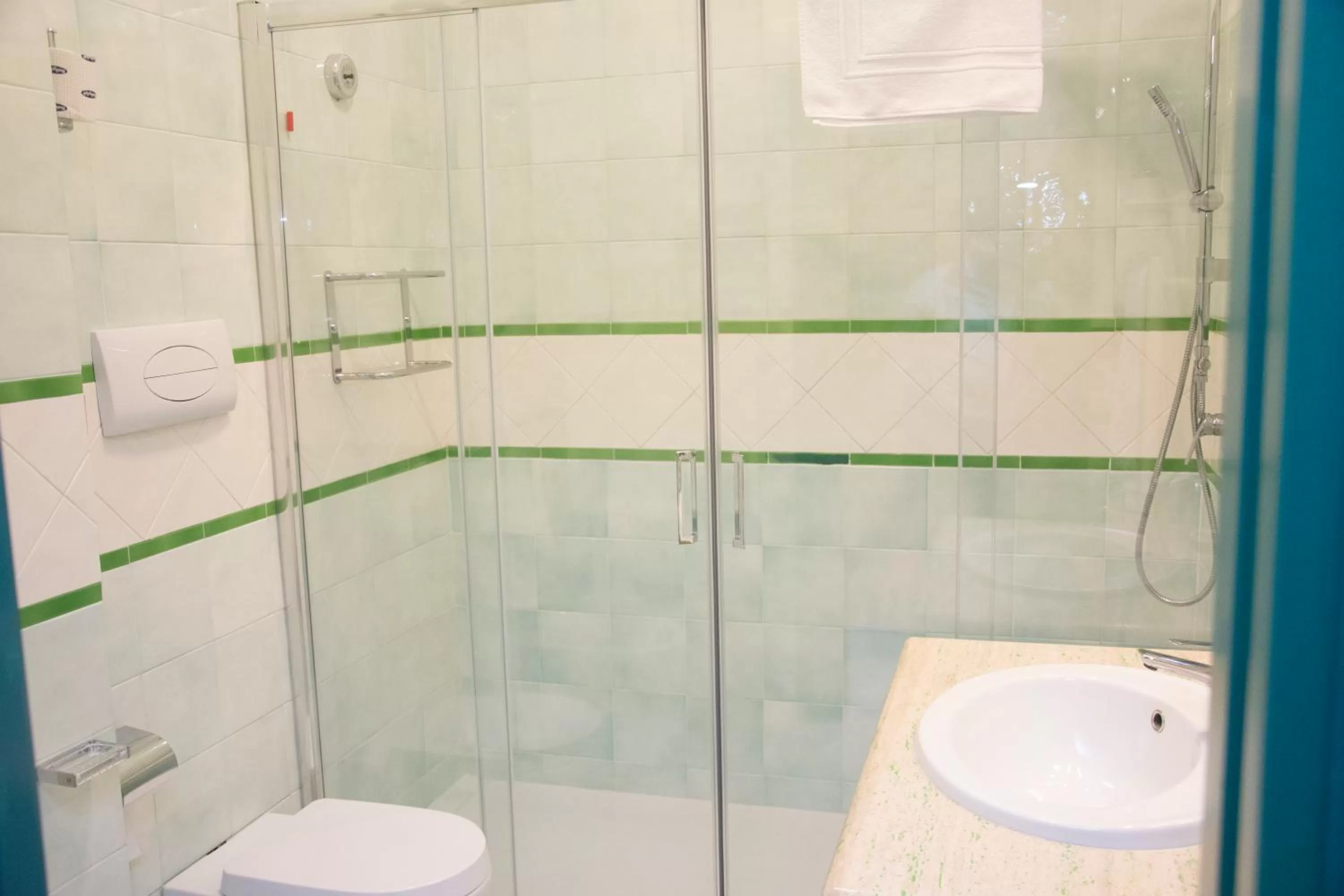 Shower in Hotel Commercio