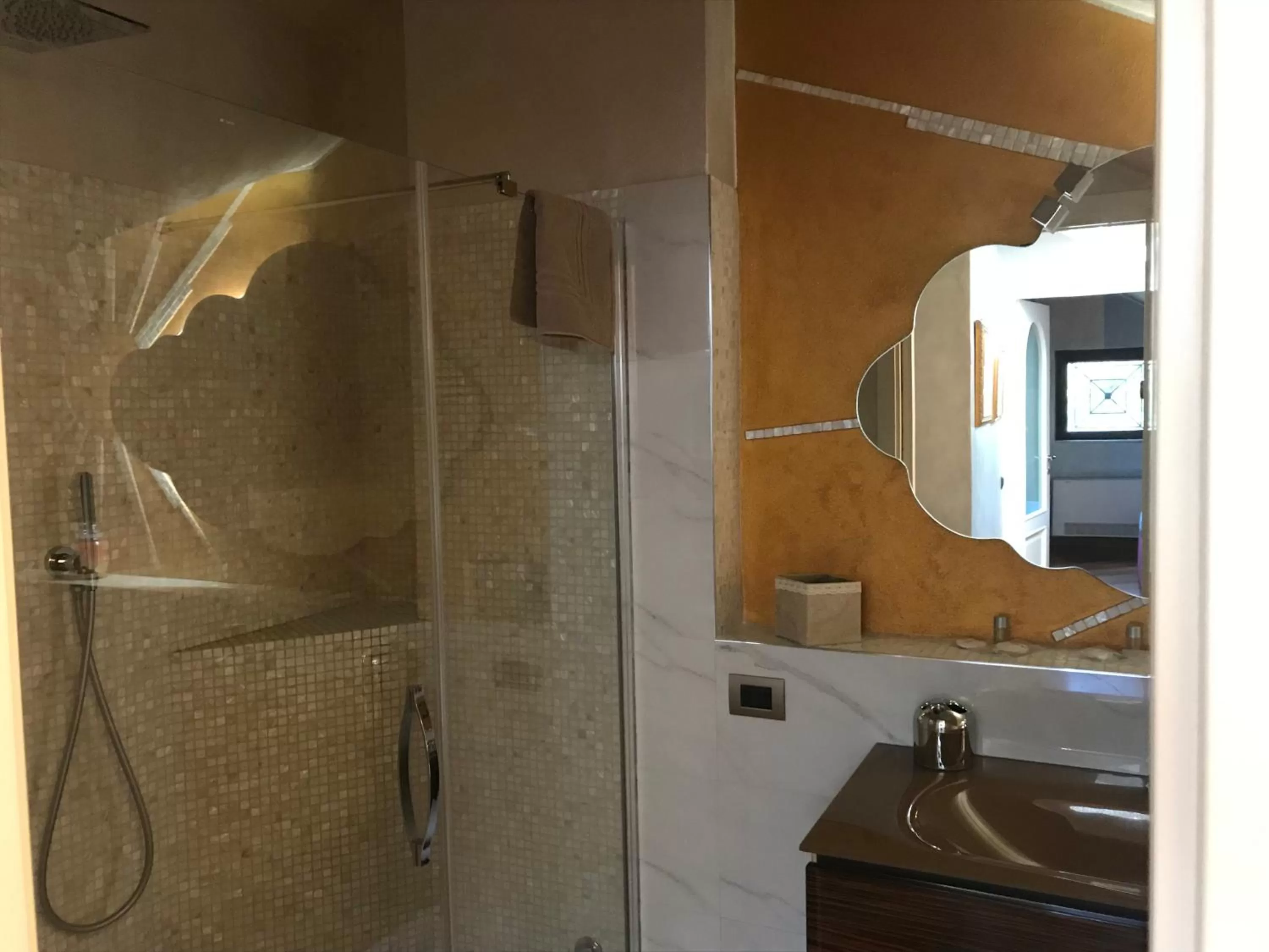 Shower in B&B Borgo dei Fiori