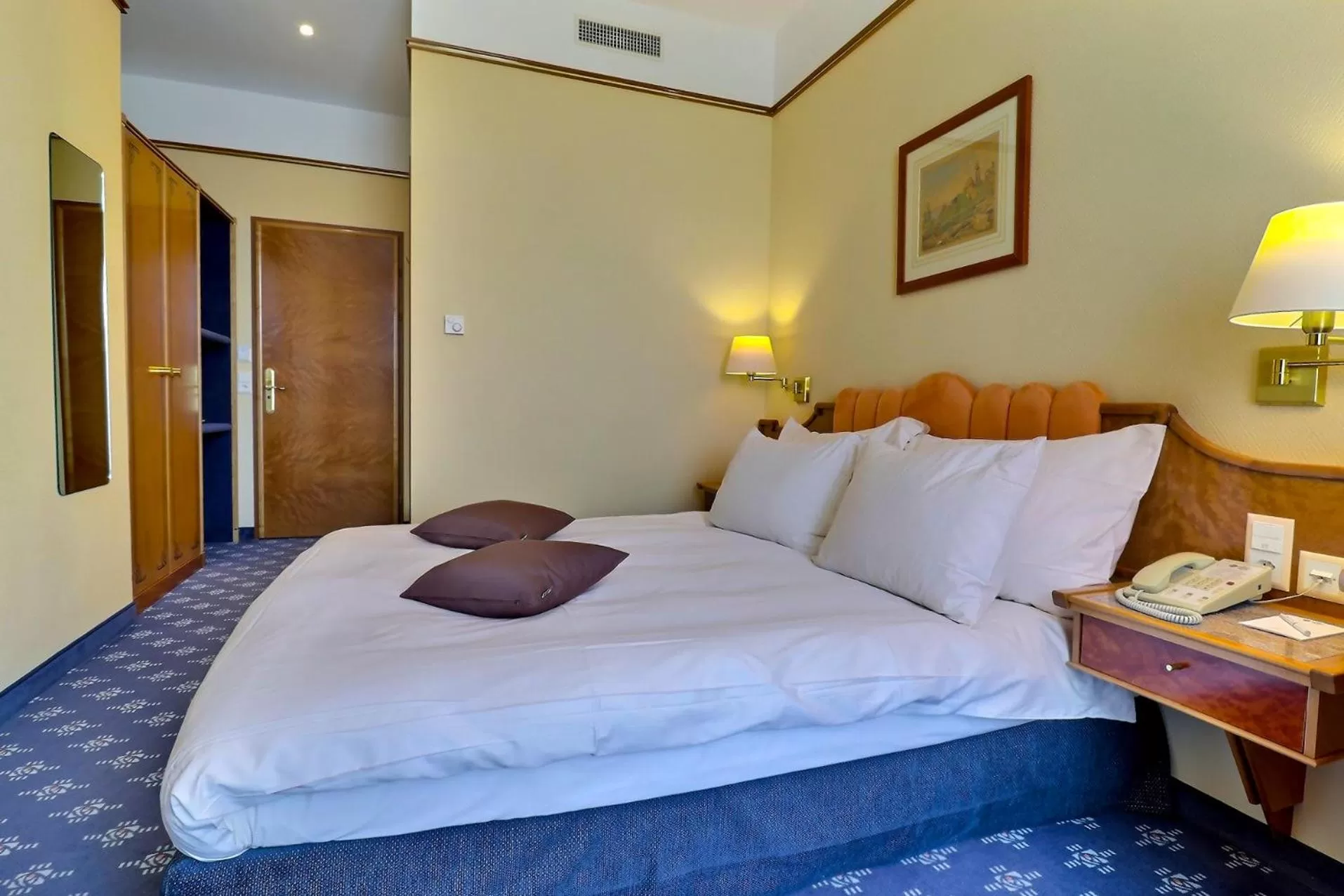 Photo of the whole room, Bed in Best Western Plus Hotel Mirabeau