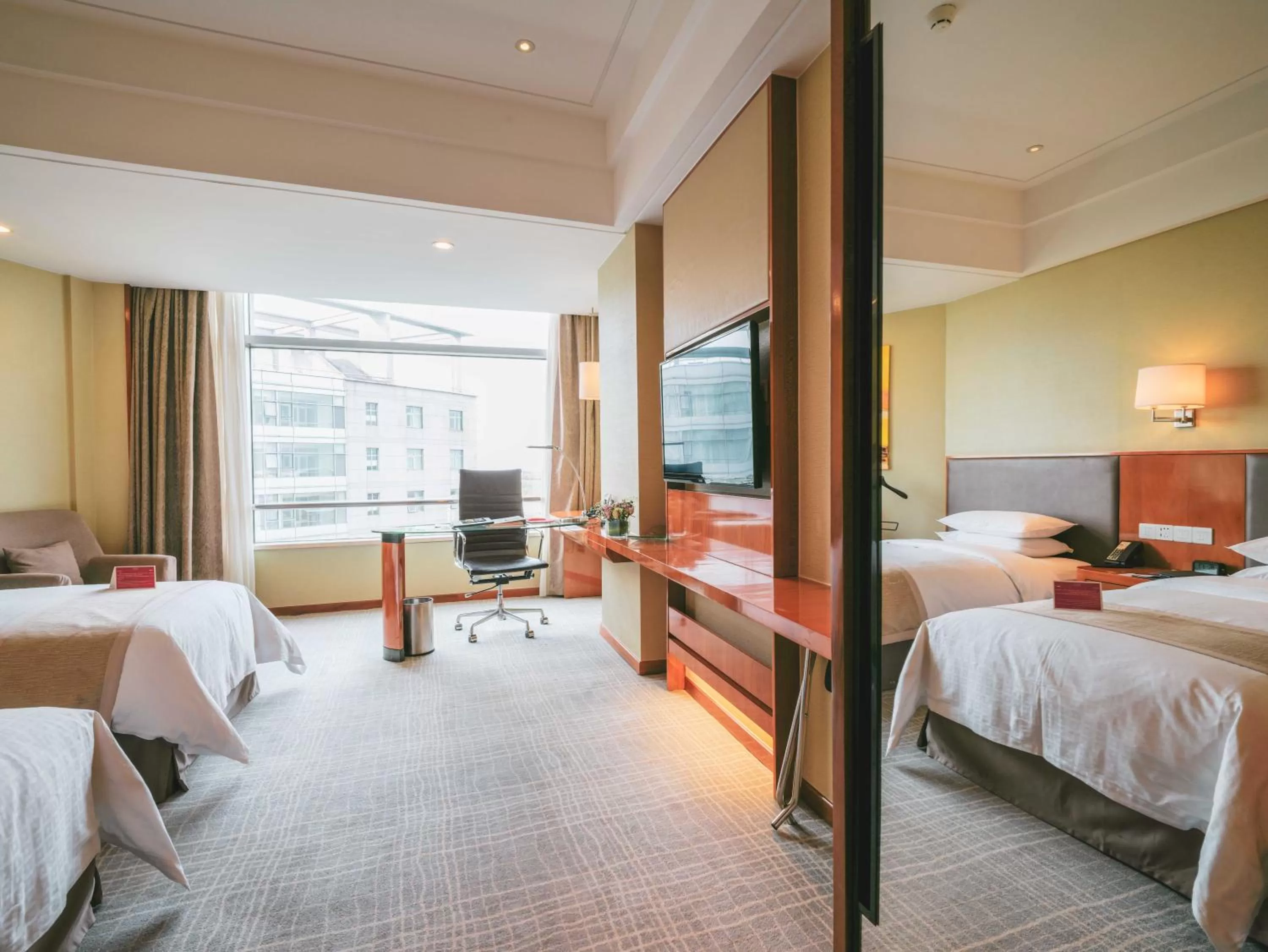 Bed in Ramada Plaza Shanghai Pudong Airport - 3 mins to PVG depature floor & check entrance with hotel shuttle