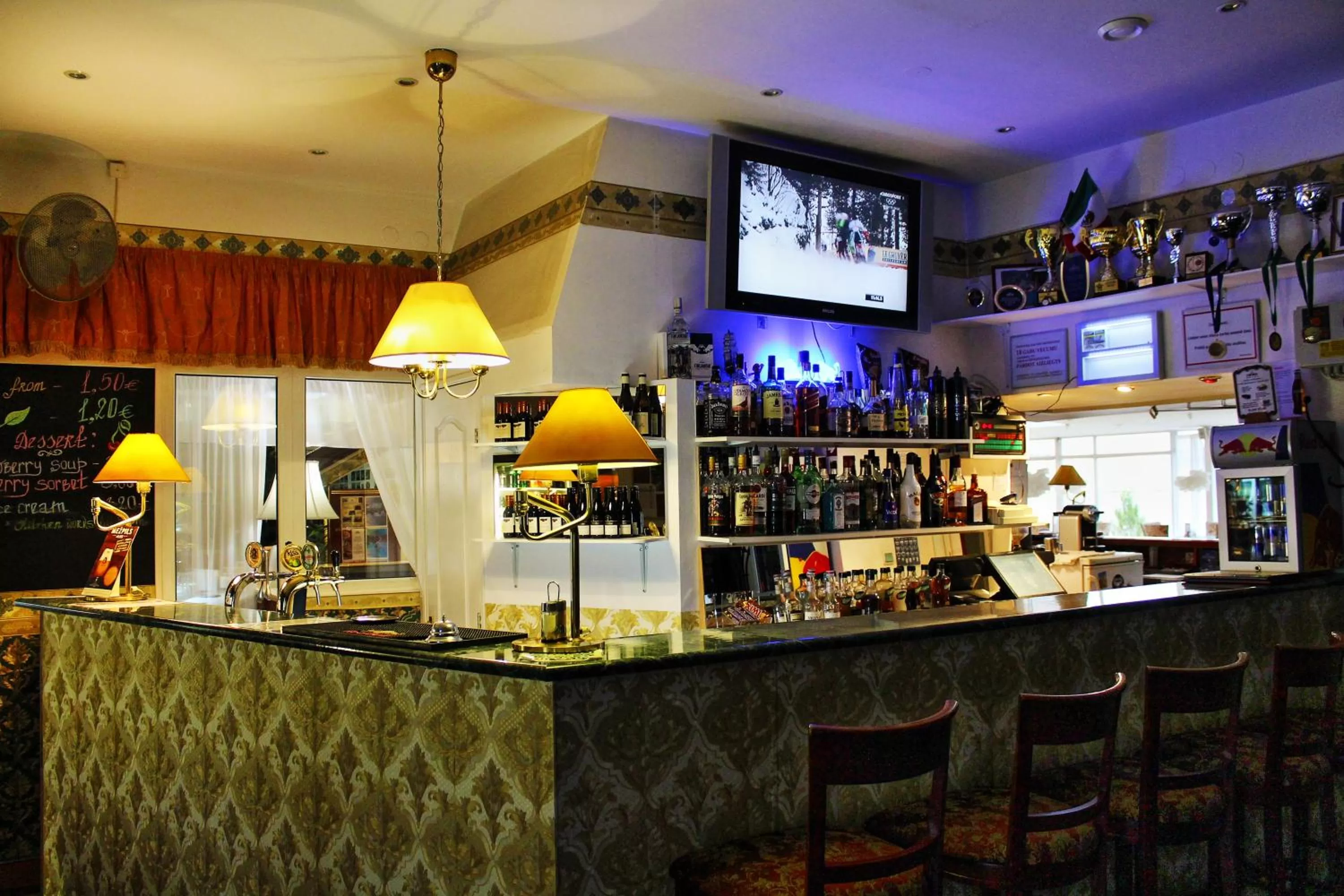 Lounge or bar in NB Hotel with Free Parking