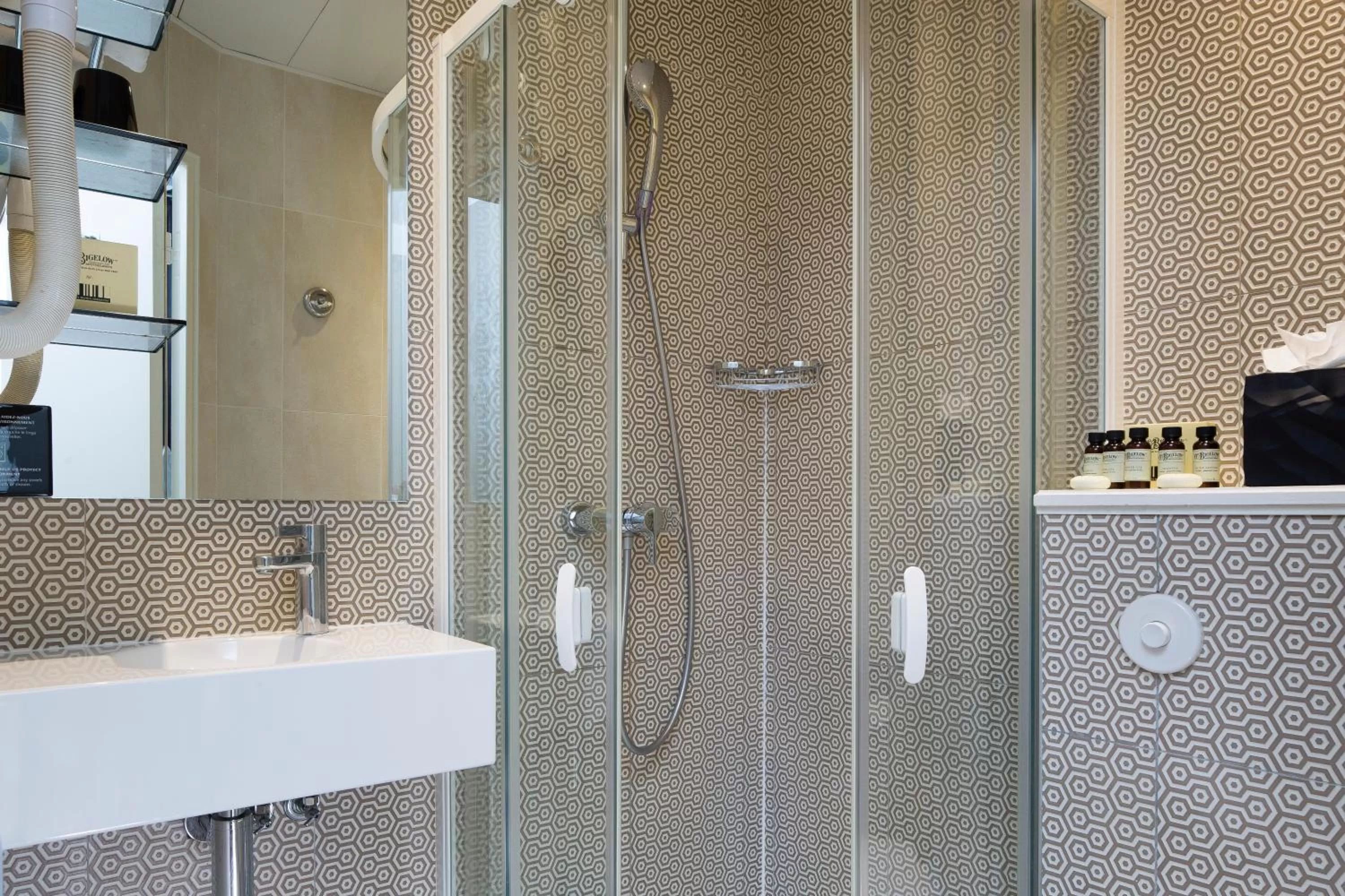 Shower in Hotel Design Sorbonne