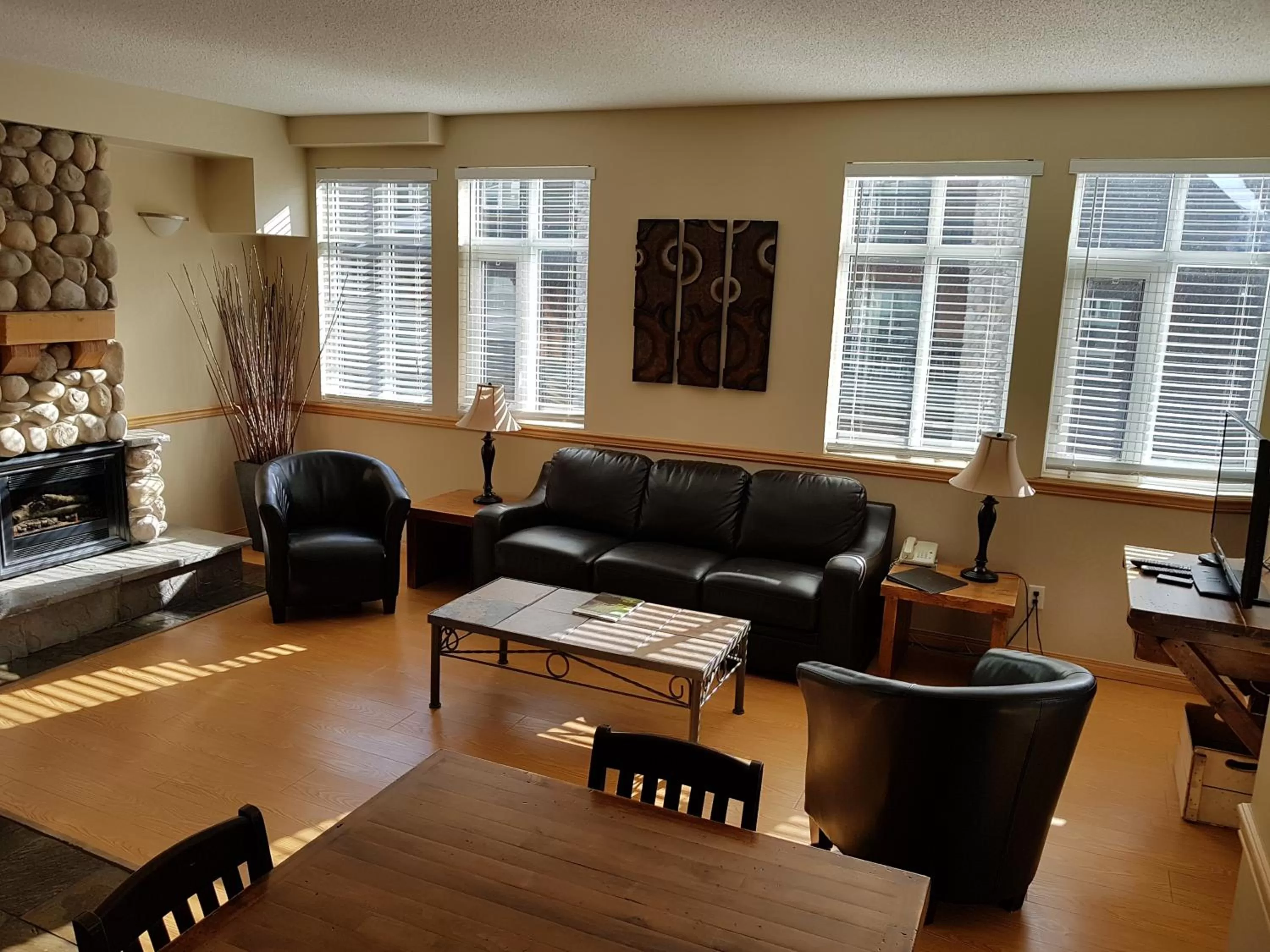 Three-Bedroom Suite with Spa Bath in Sunset Resorts Canmore and Spa