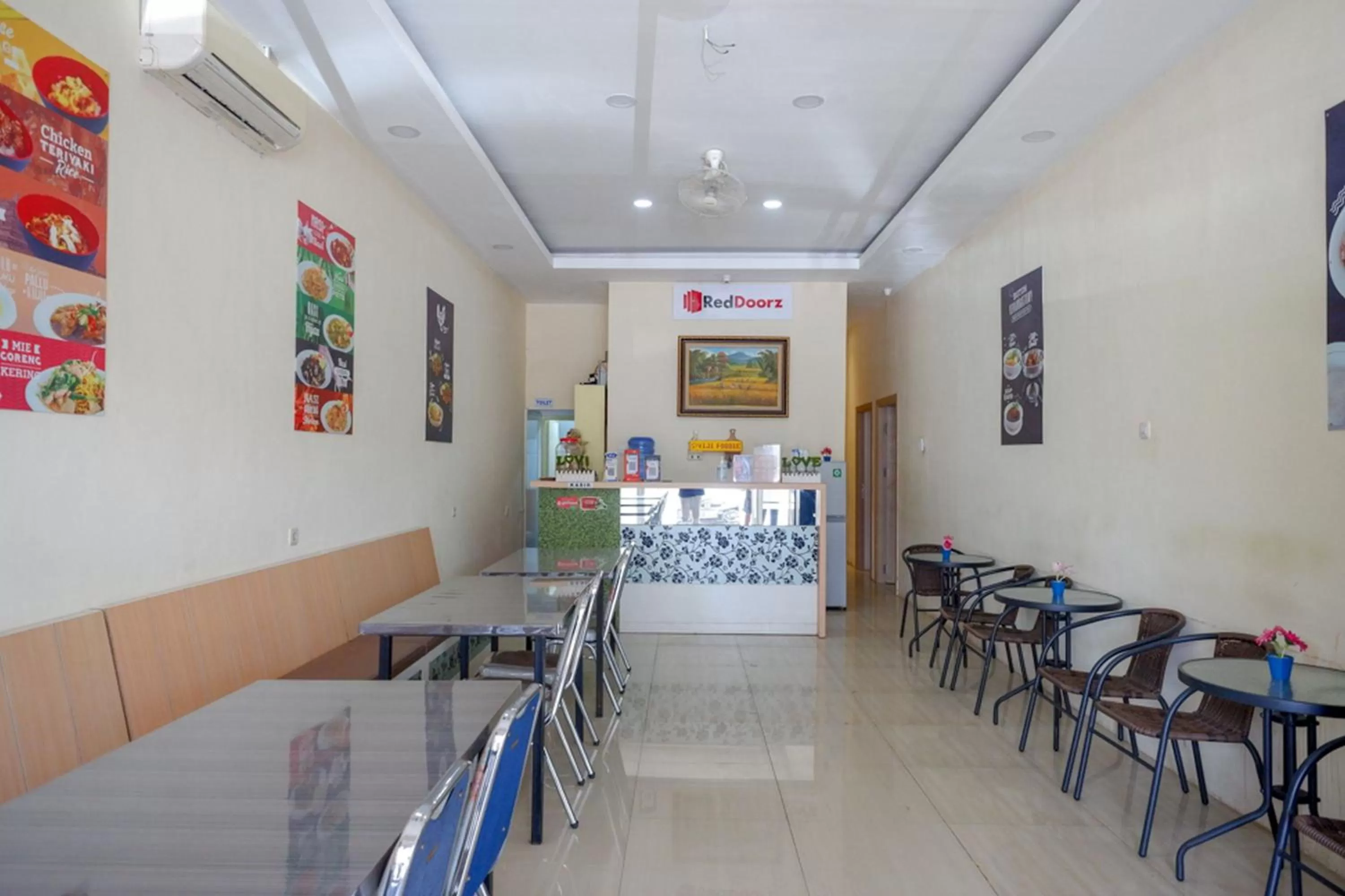 Restaurant/places to eat in RedDoorz Plus @ Losari Makassar