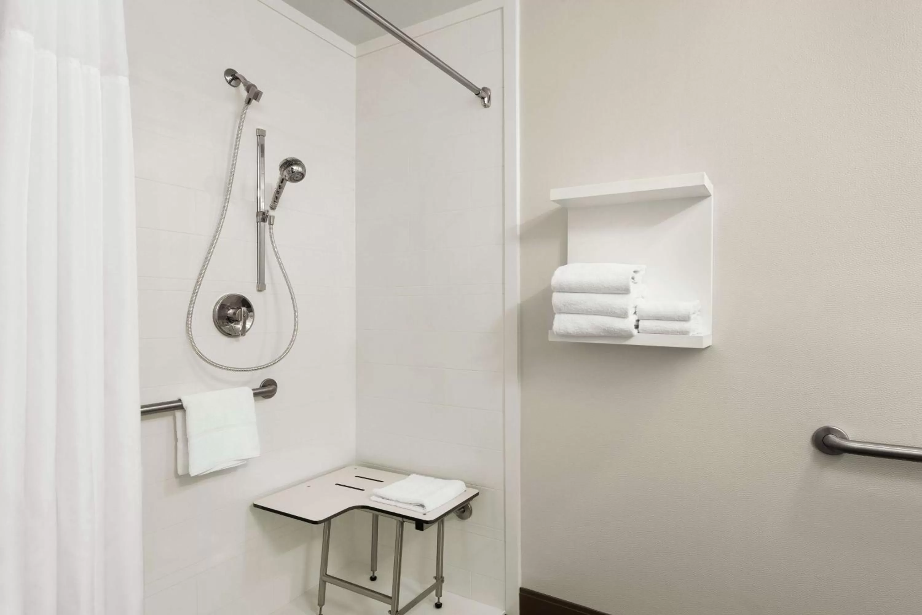 Bathroom in Hampton Inn Portland Airport