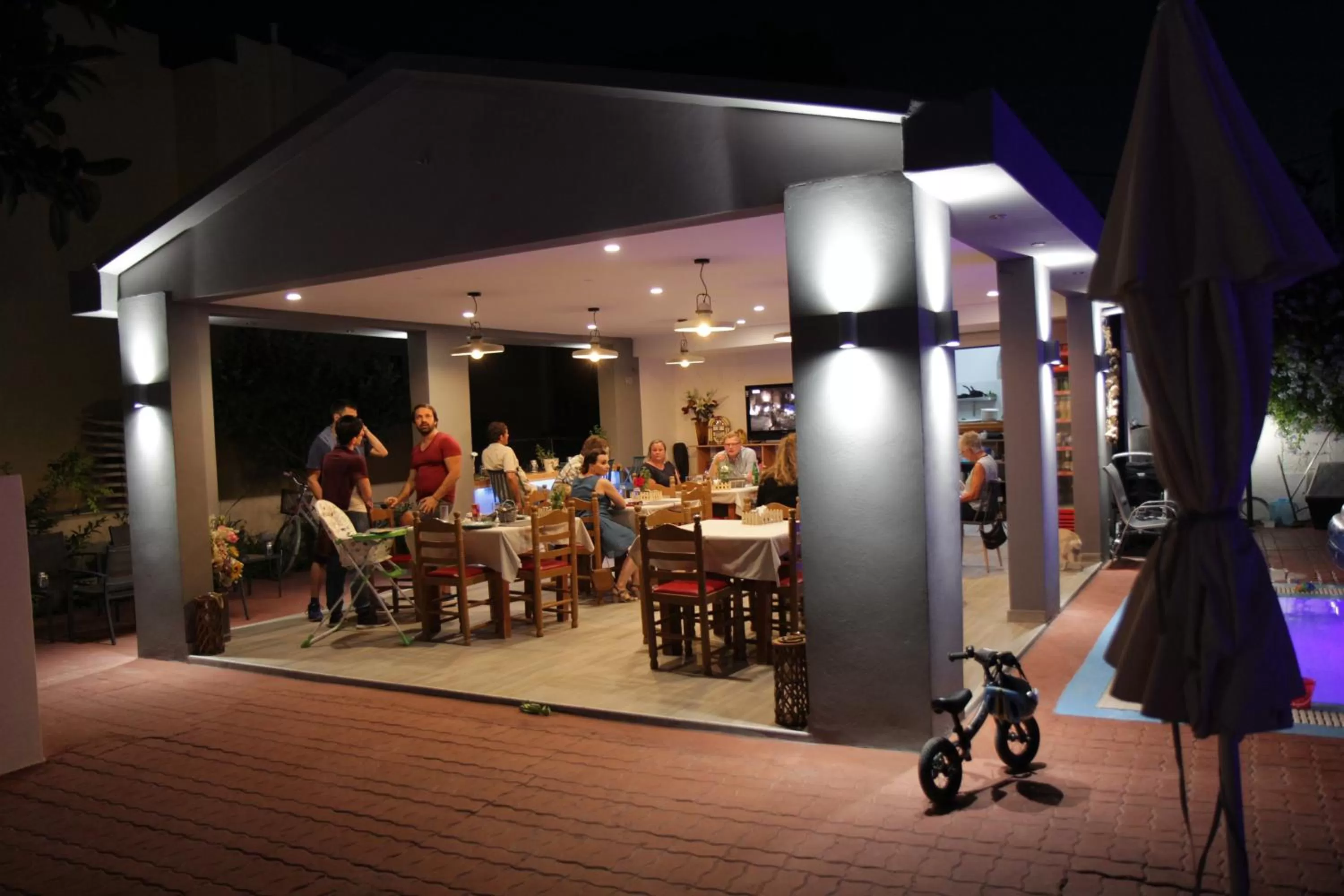 Restaurant/places to eat in Platoni Elite