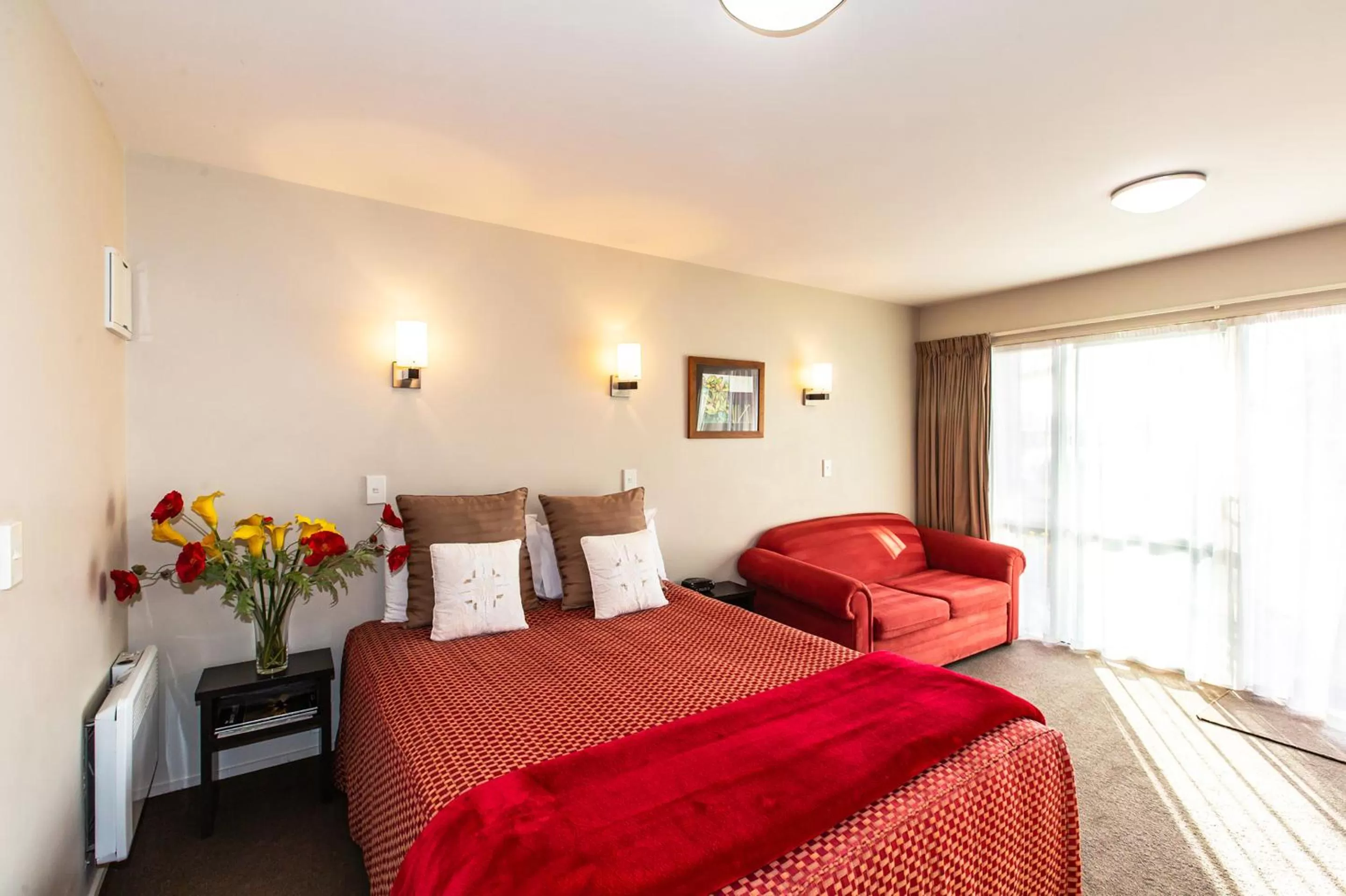 Bed in Cranford Oak Motel