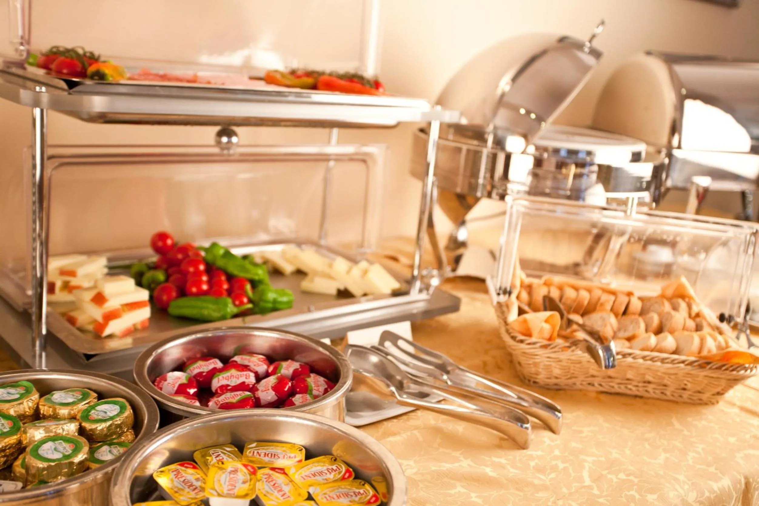 Restaurant/places to eat in Aldrovandi Residence City Suites