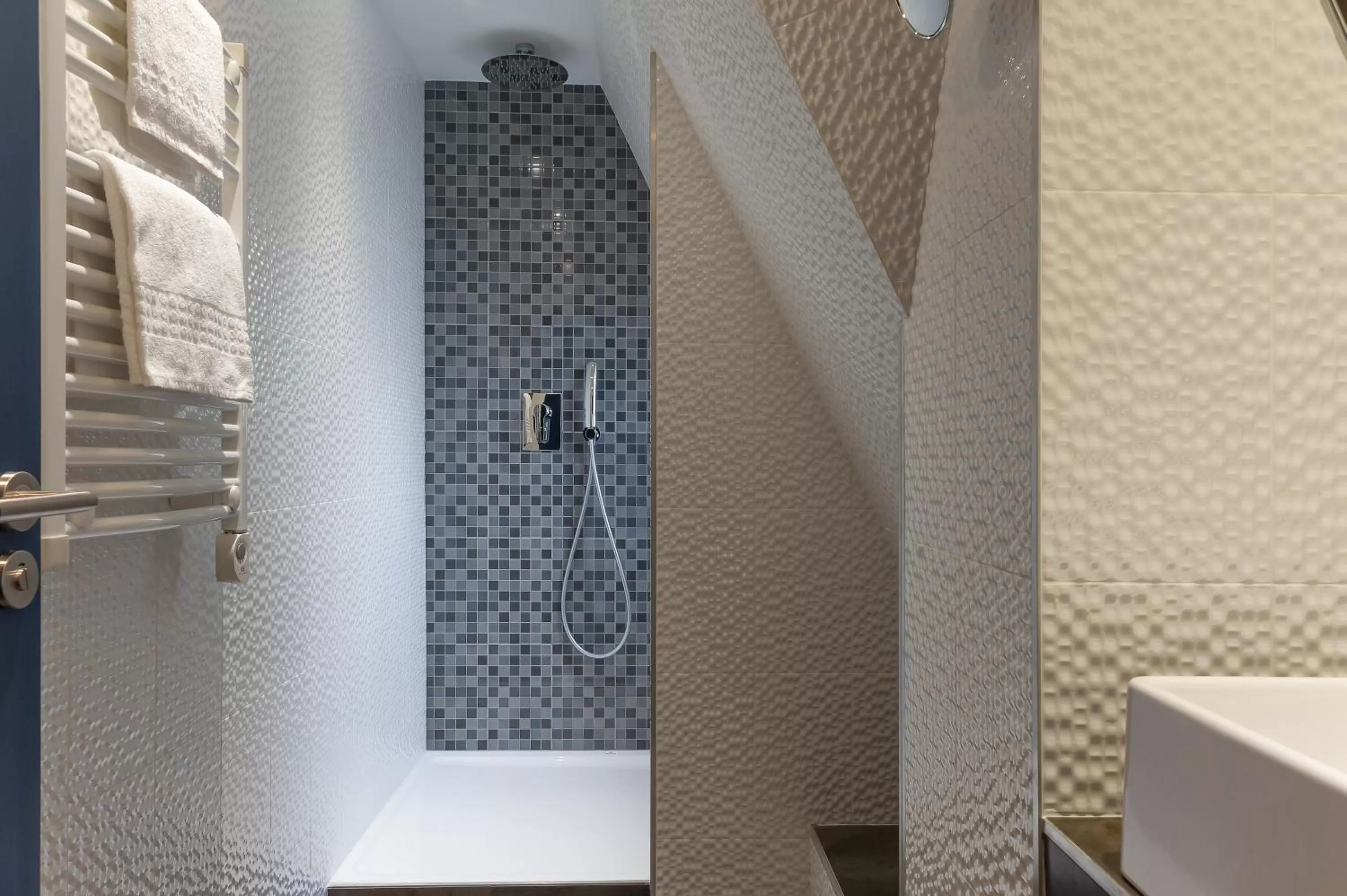 Bathroom in Trianon Gare de Lyon