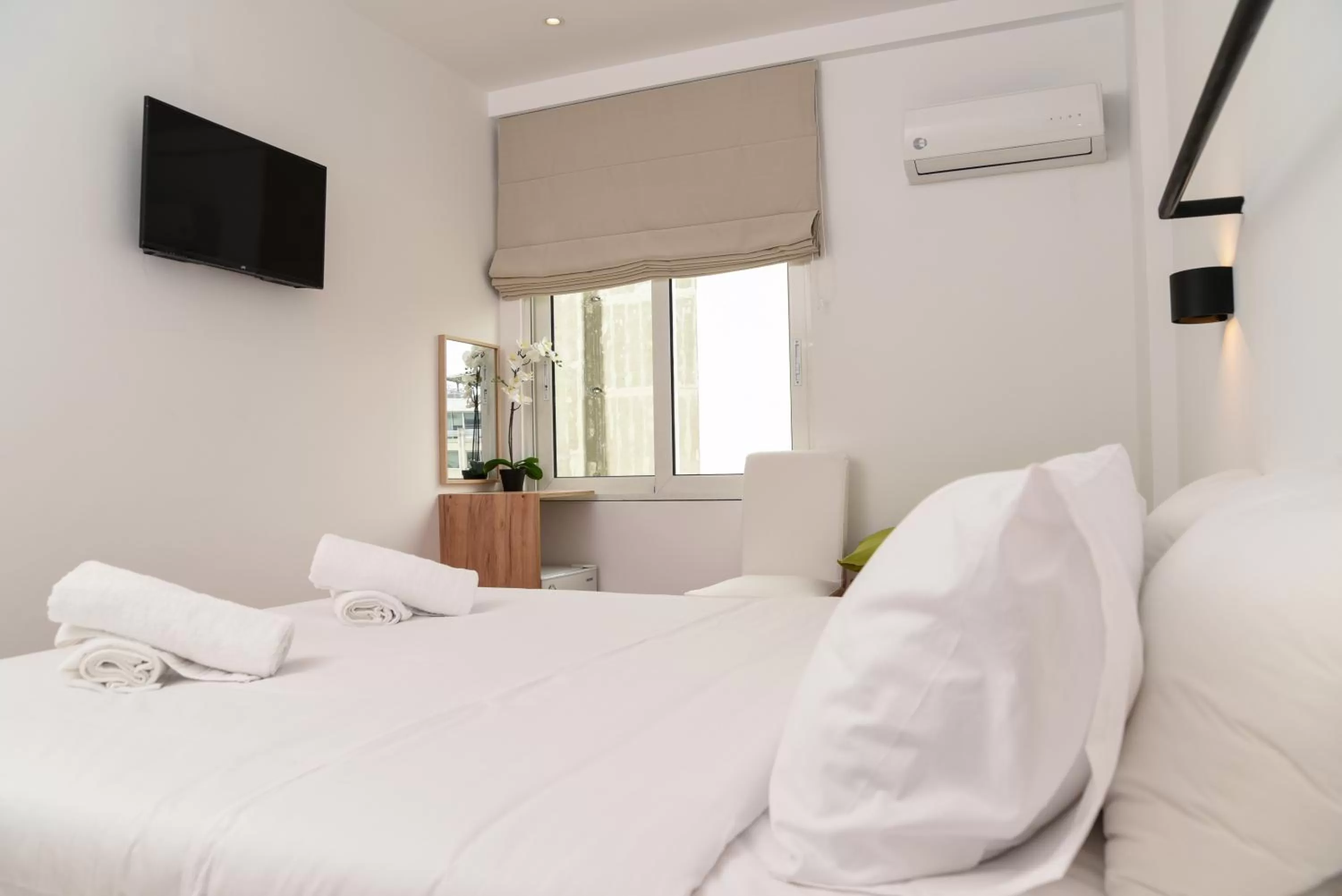 TV and multimedia, Bed in HOTEL_TIER