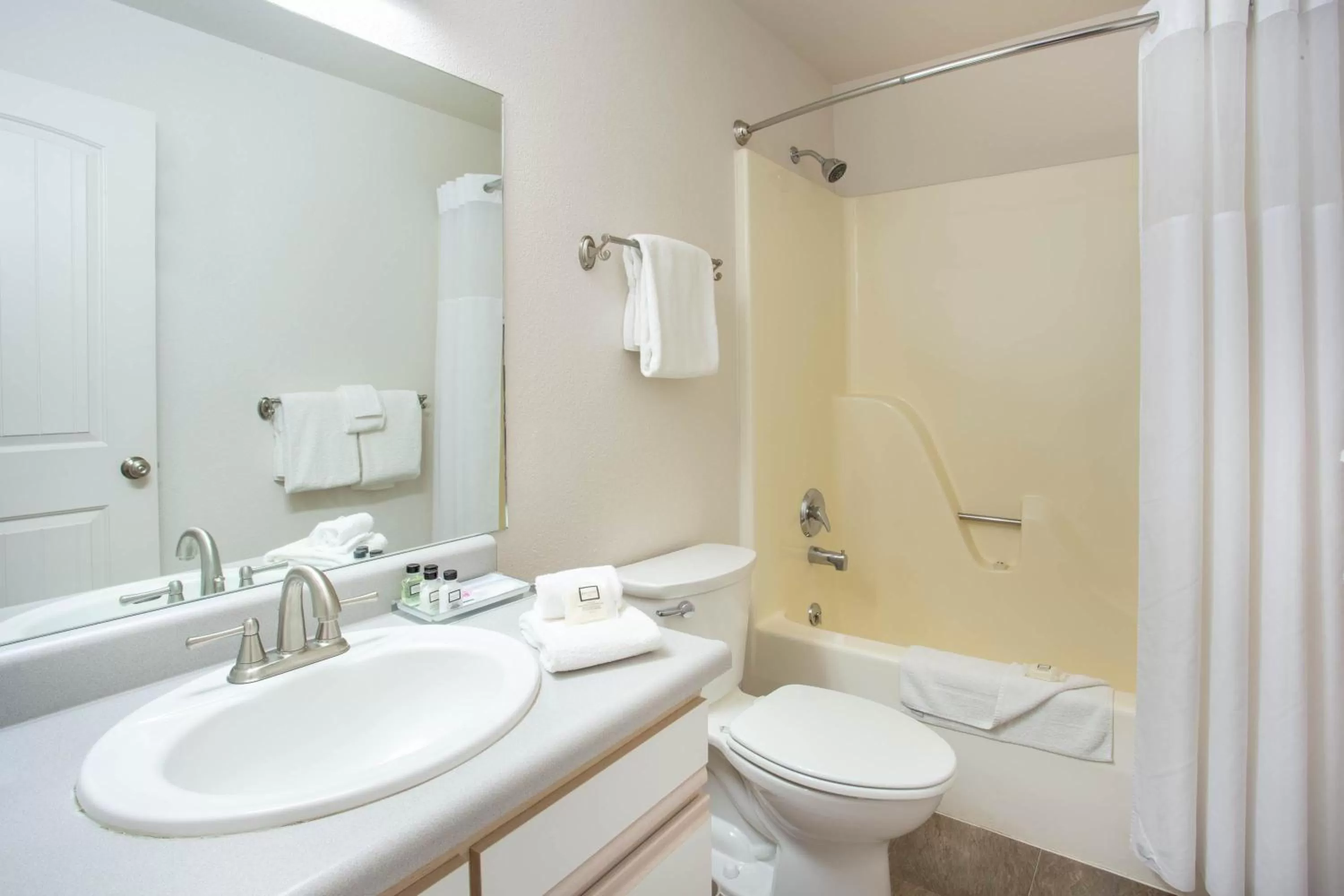 One-Bedroom Queen Suite - Non-Smoking in Travelodge by Wyndham Gardiner Yellowstone Park North Entr