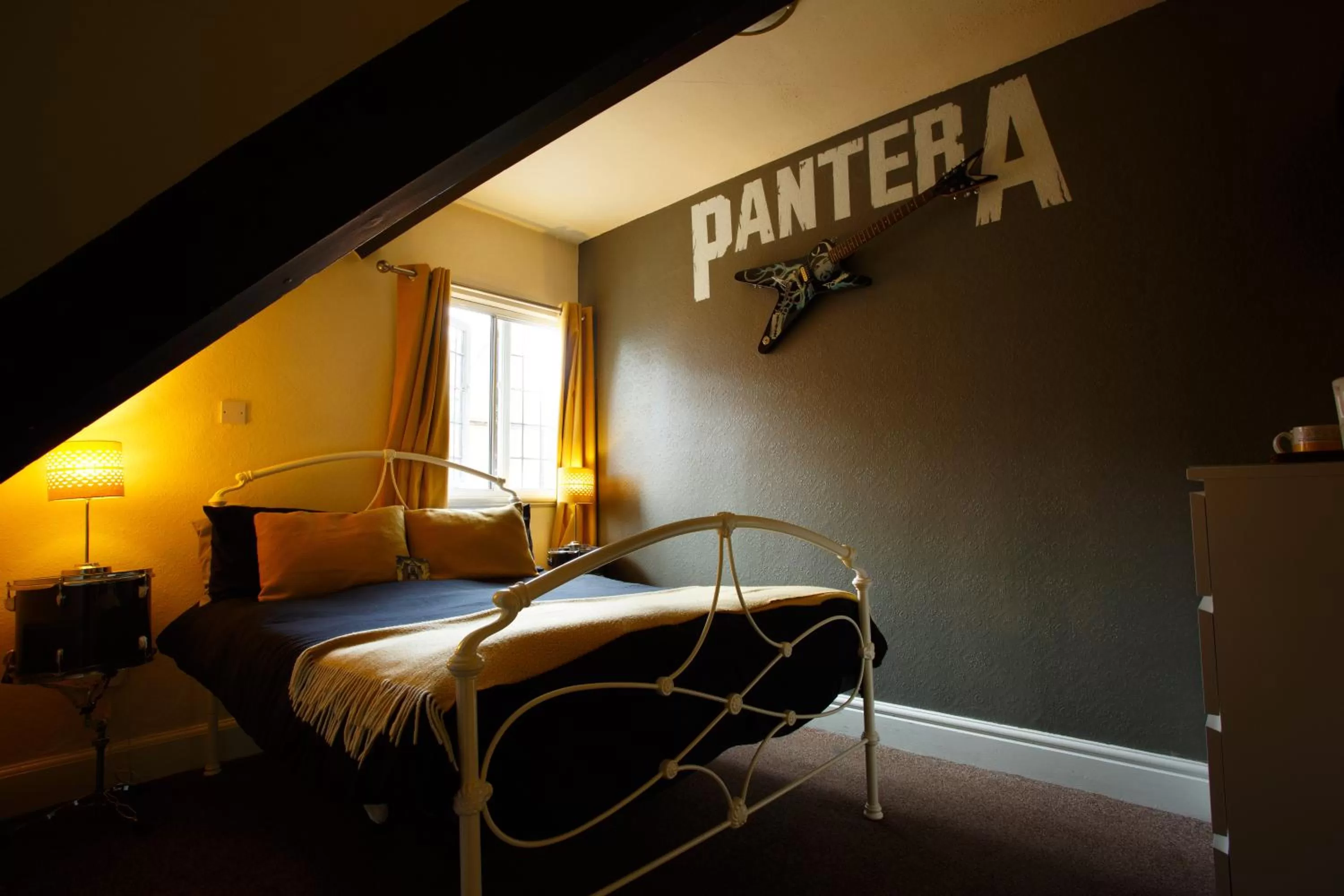 Bedroom, Bed in The Saddle Inn