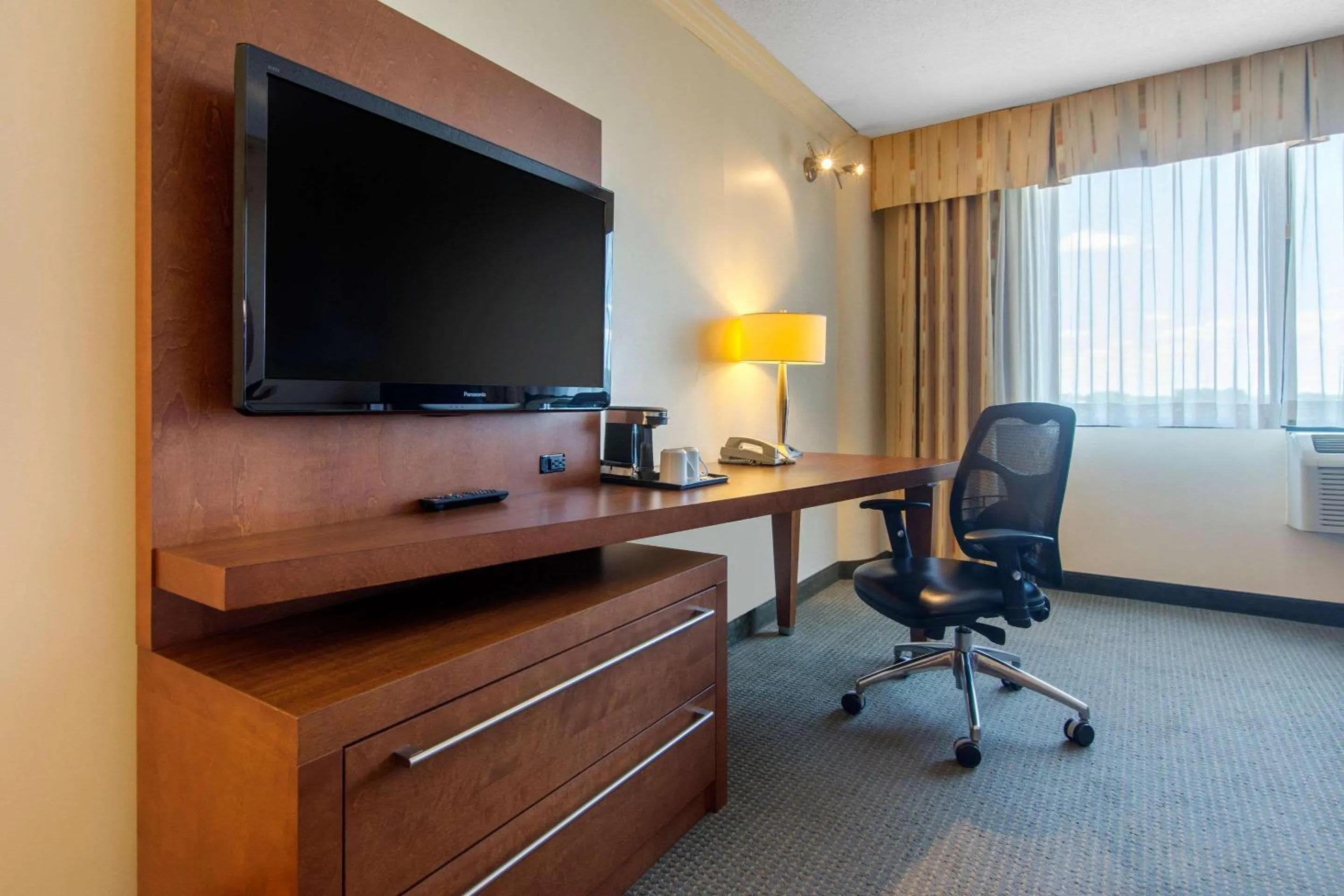 Photo of the whole room, TV/Entertainment Center in Quality Hotel et Centre de Congres