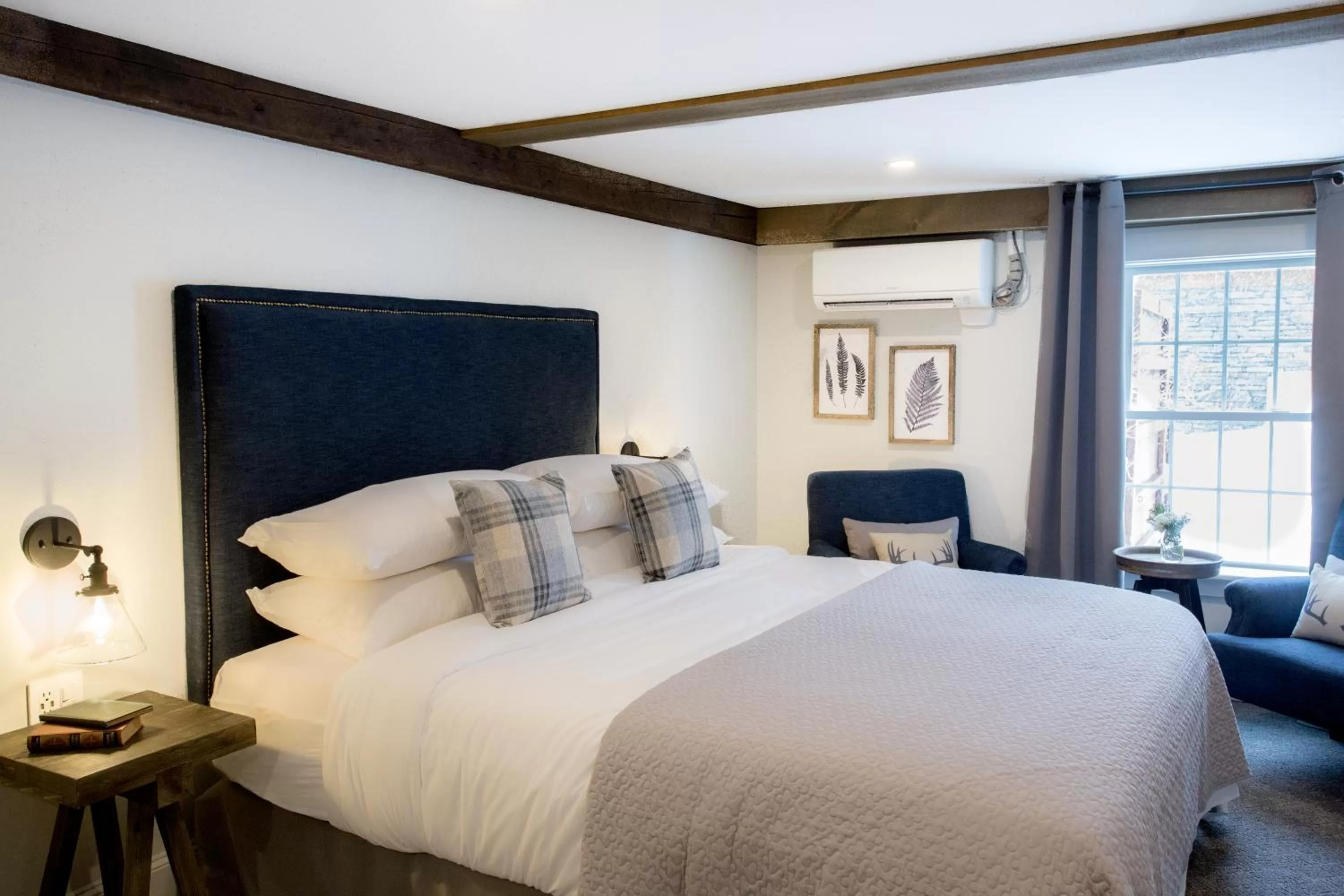 Bedroom, Bed in Mountain Meadows Lodge