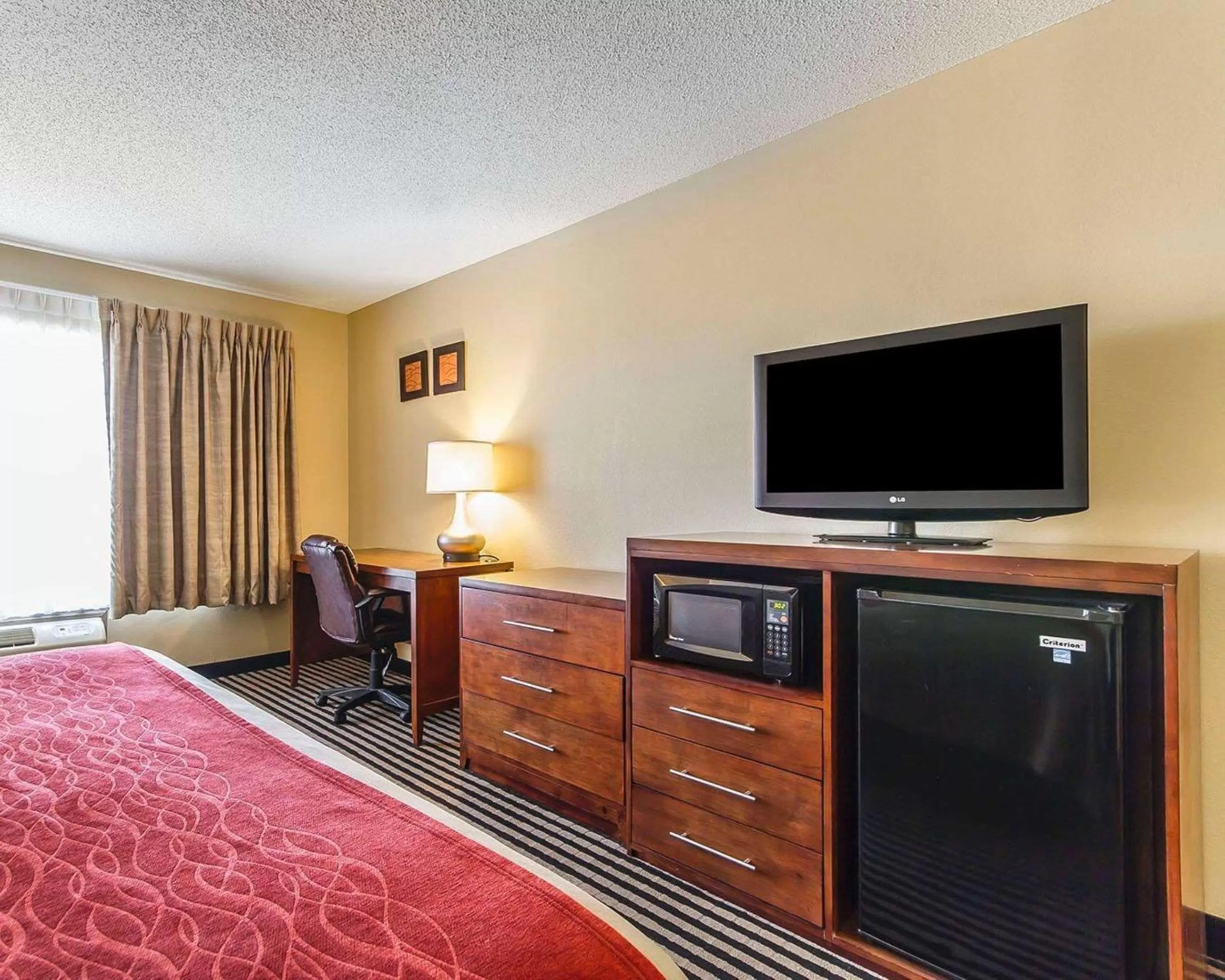 Photo of the whole room, Bed in Comfort Inn Owatonna near Medical Center