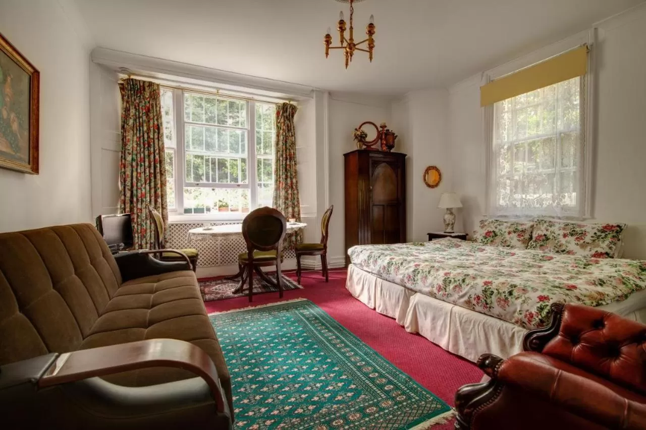 Photo of the whole room, Bed in Dawson Place, Juliette's Bed and Breakfast