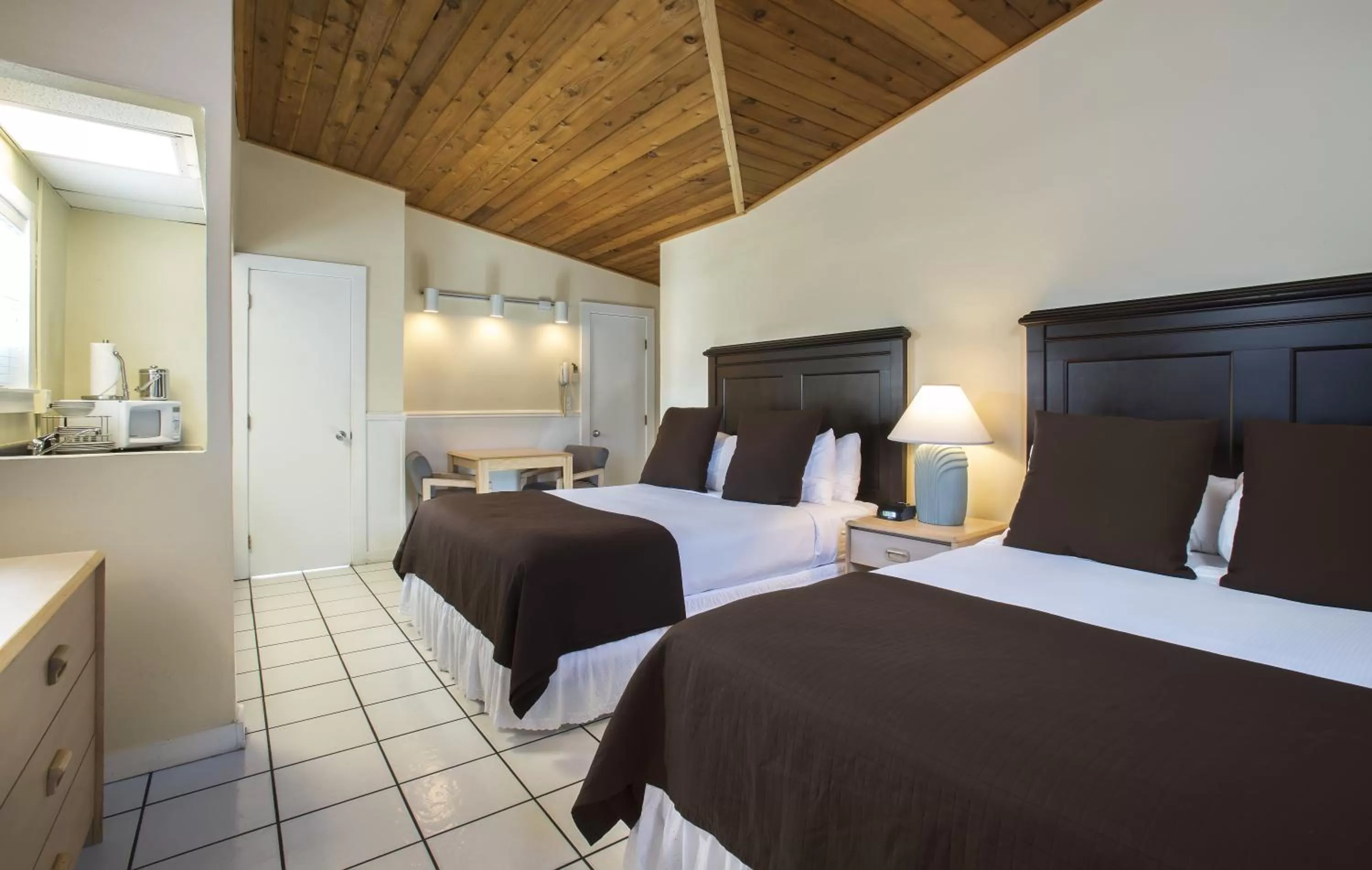 Queen Room with Two Queen Beds in Southwinds Motel