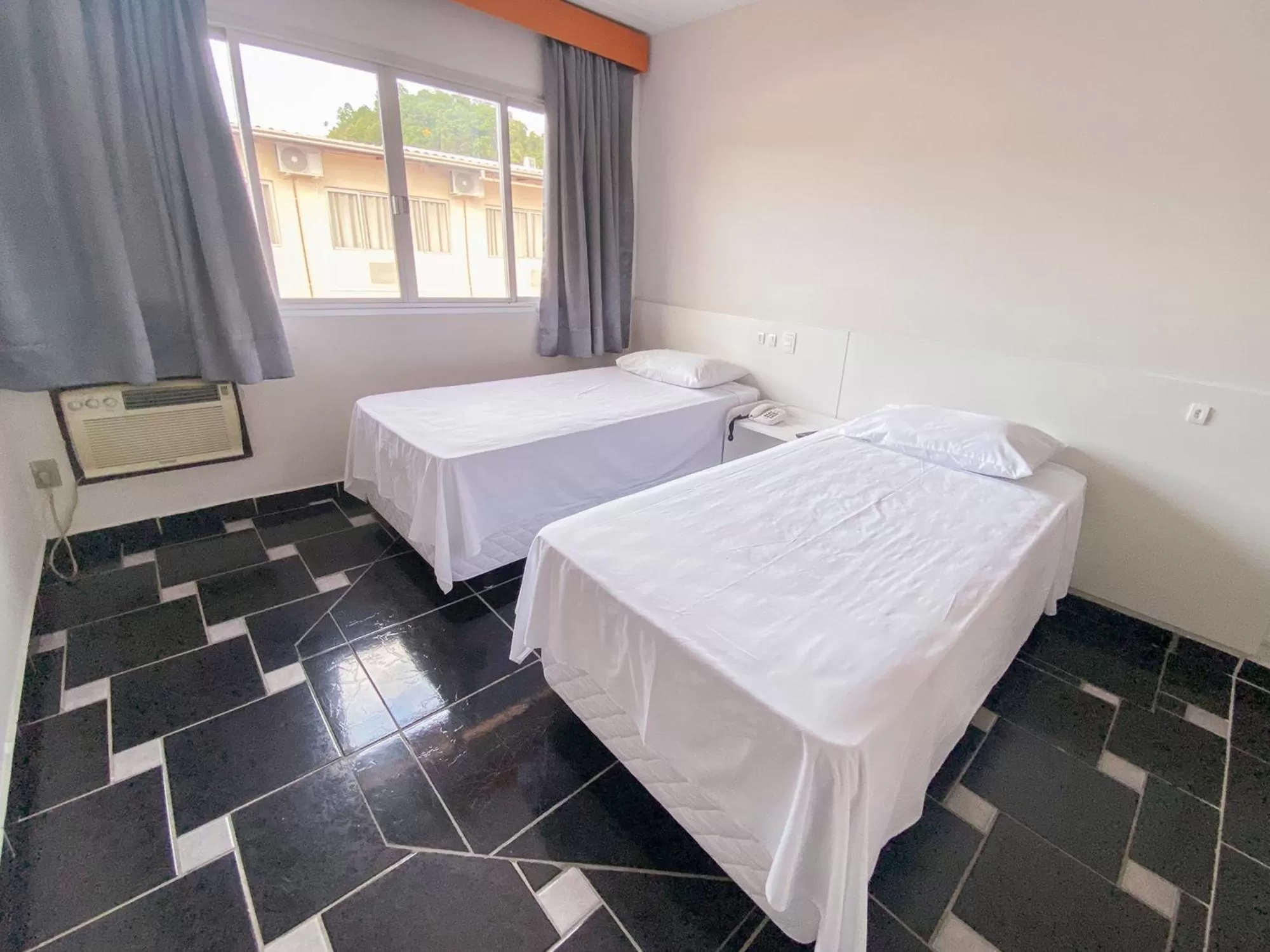 Photo of the whole room, Bed in GUINZA