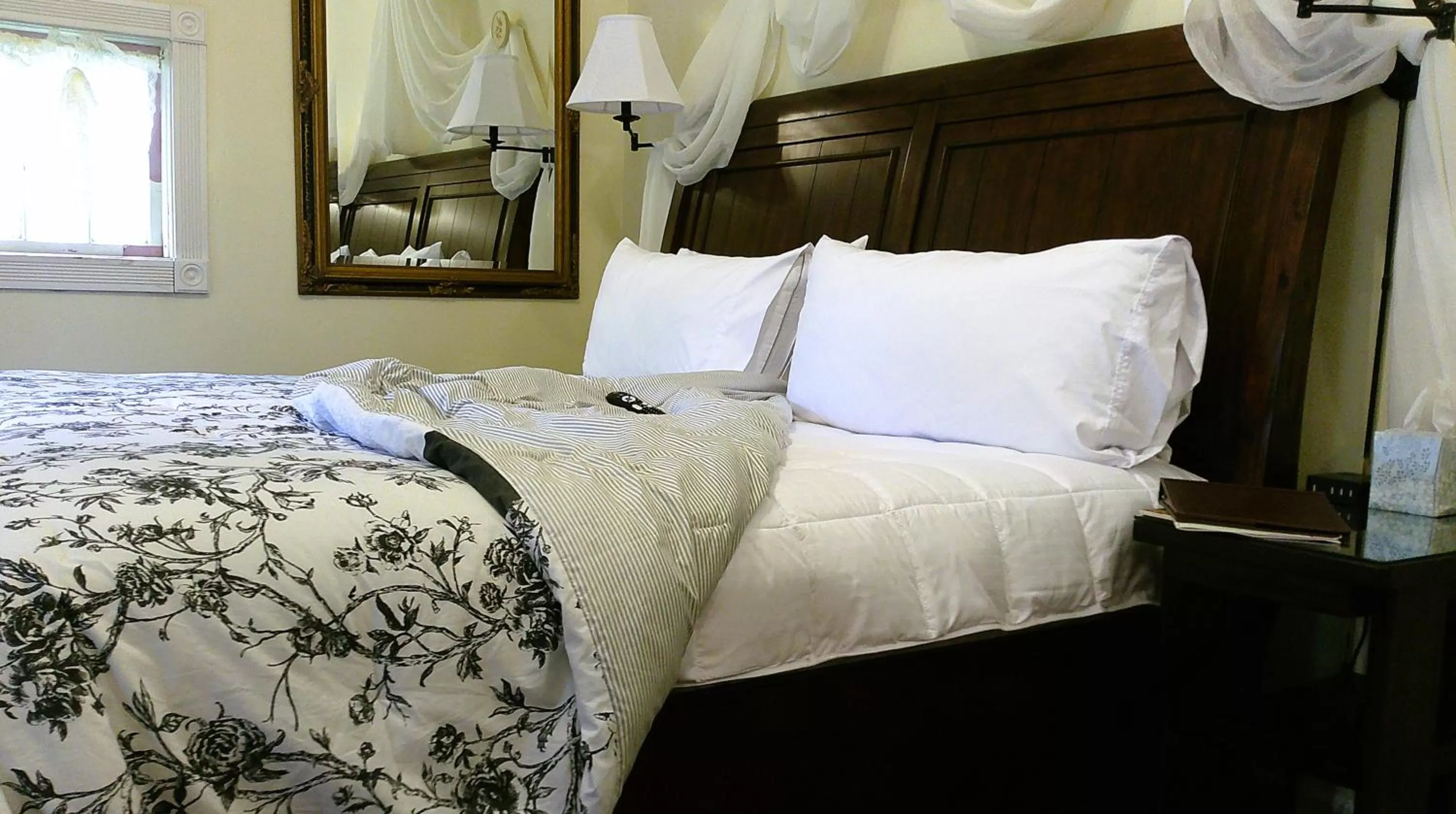 Bed in Rock Cottage Gardens B&B