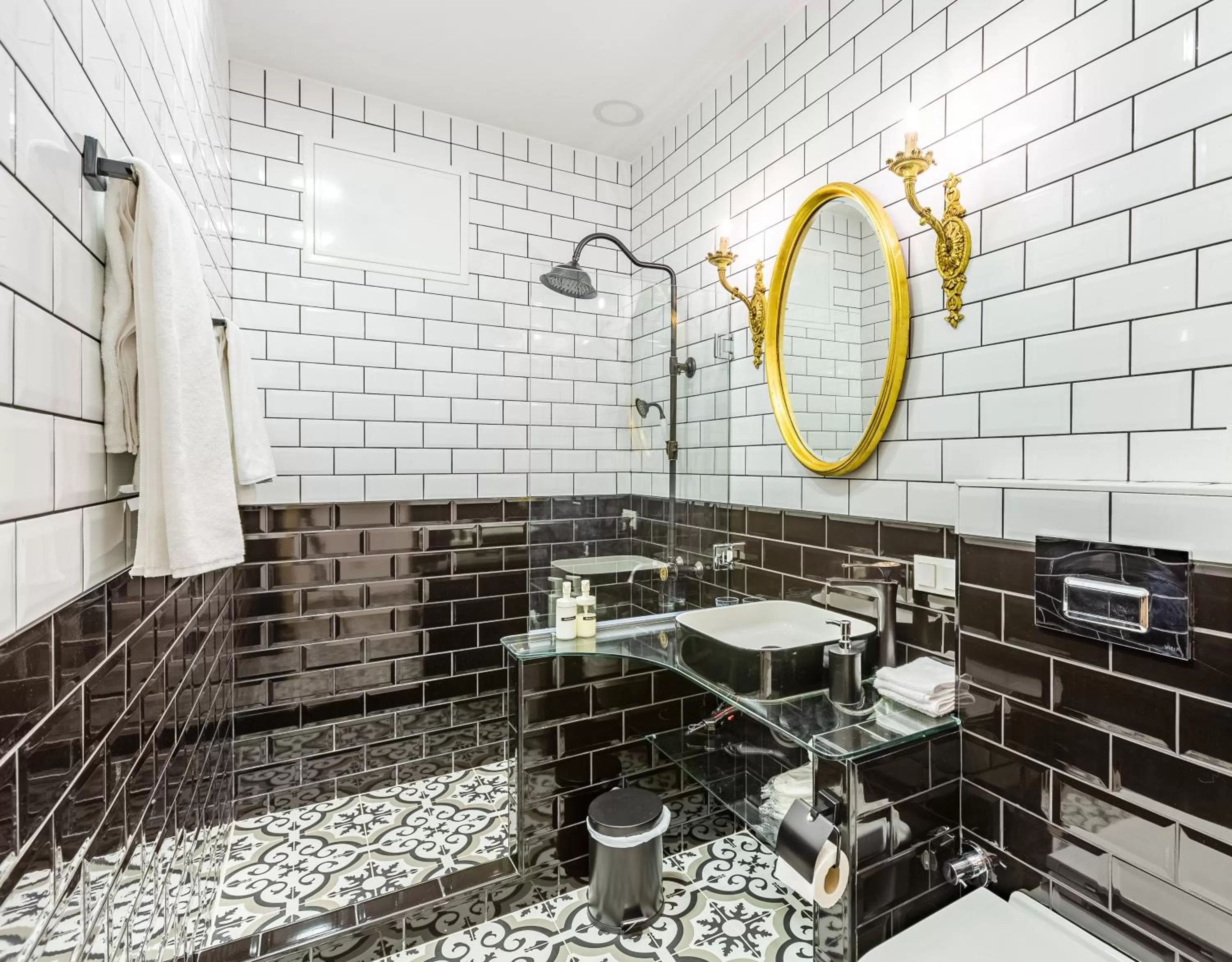 Shower in Villa Pera Suite Hotel