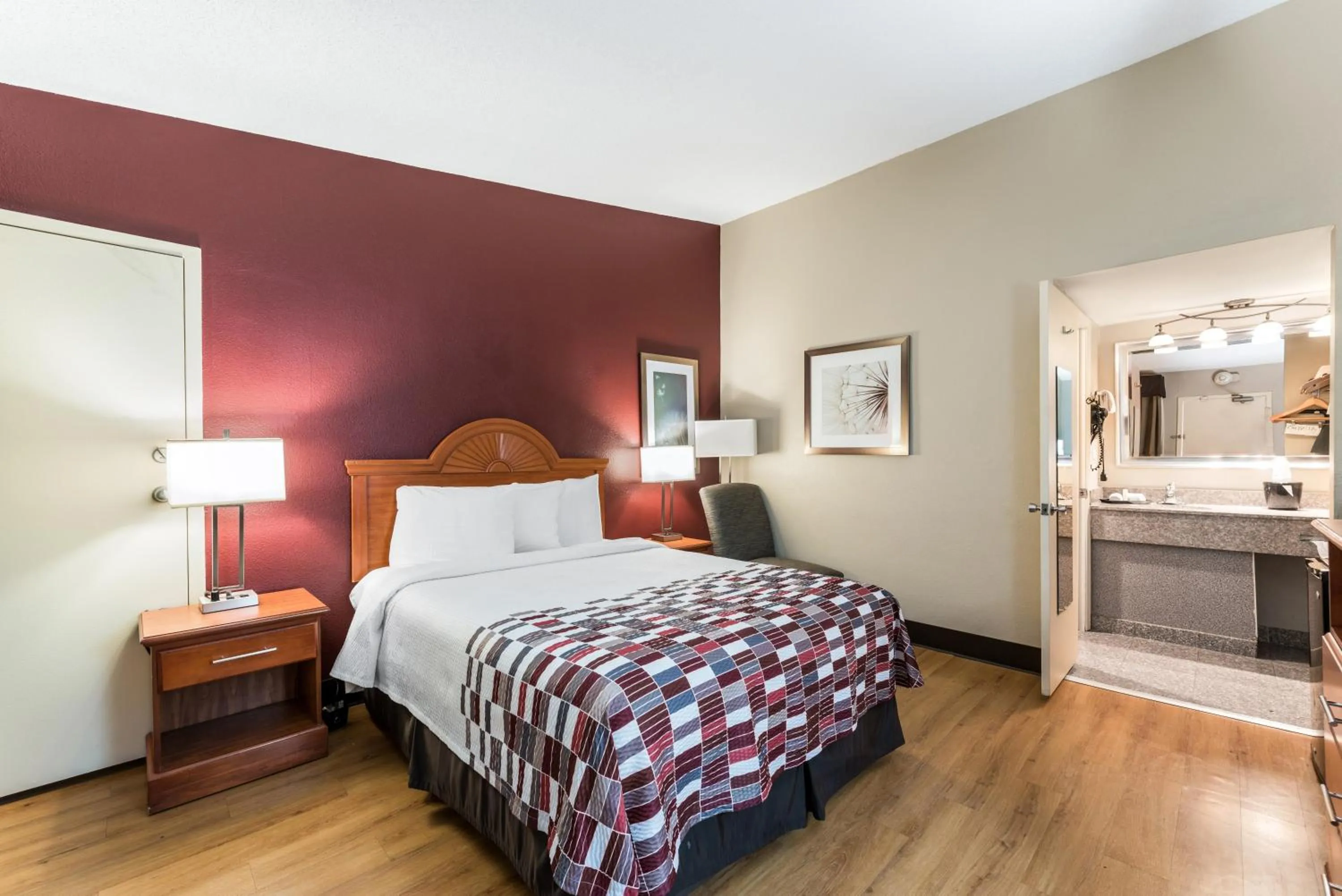 Photo of the whole room, Bed in Red Roof Inn Morton Grove