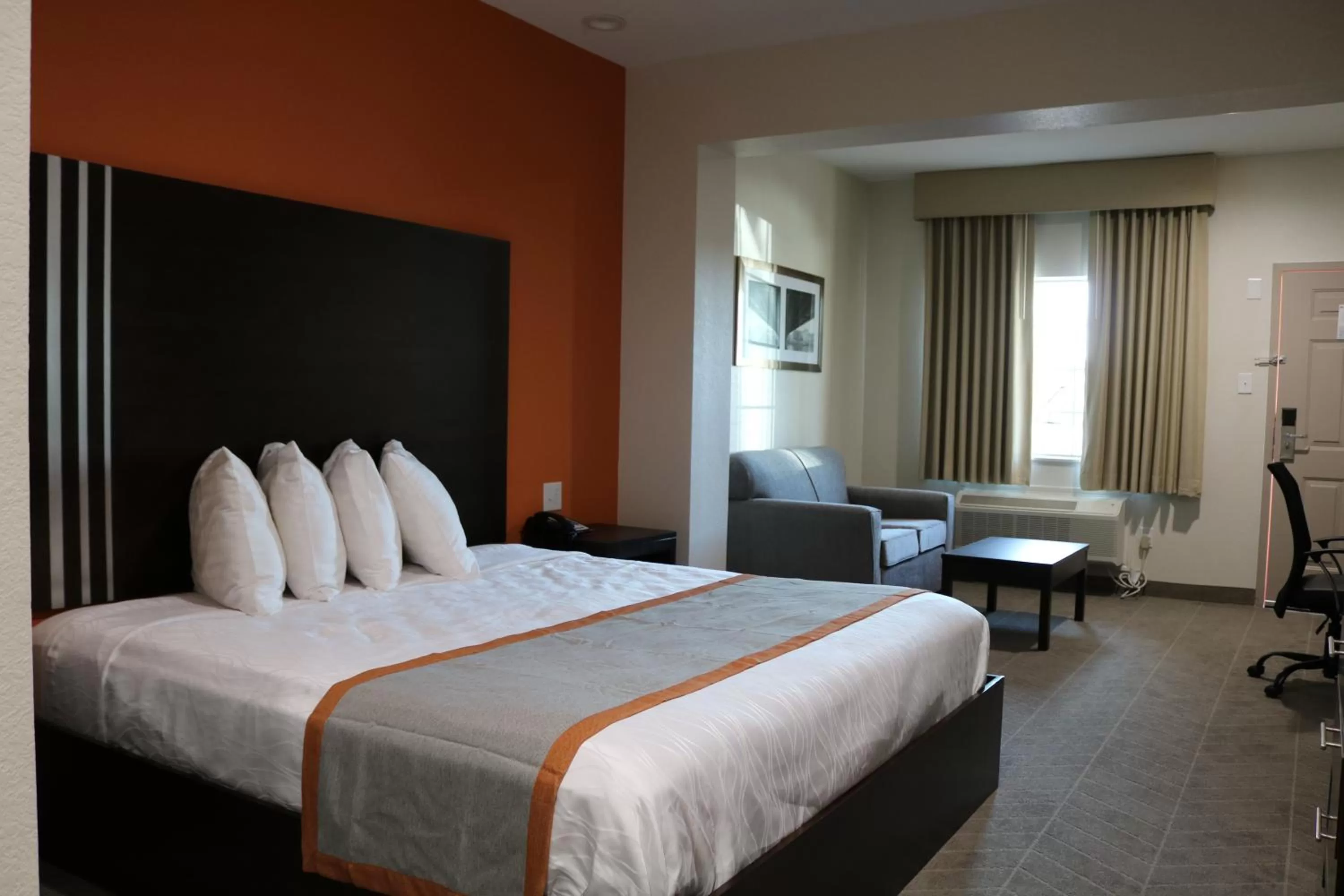 Photo of the whole room, Bed in Scottish Inn & Suites - IAH Airport
