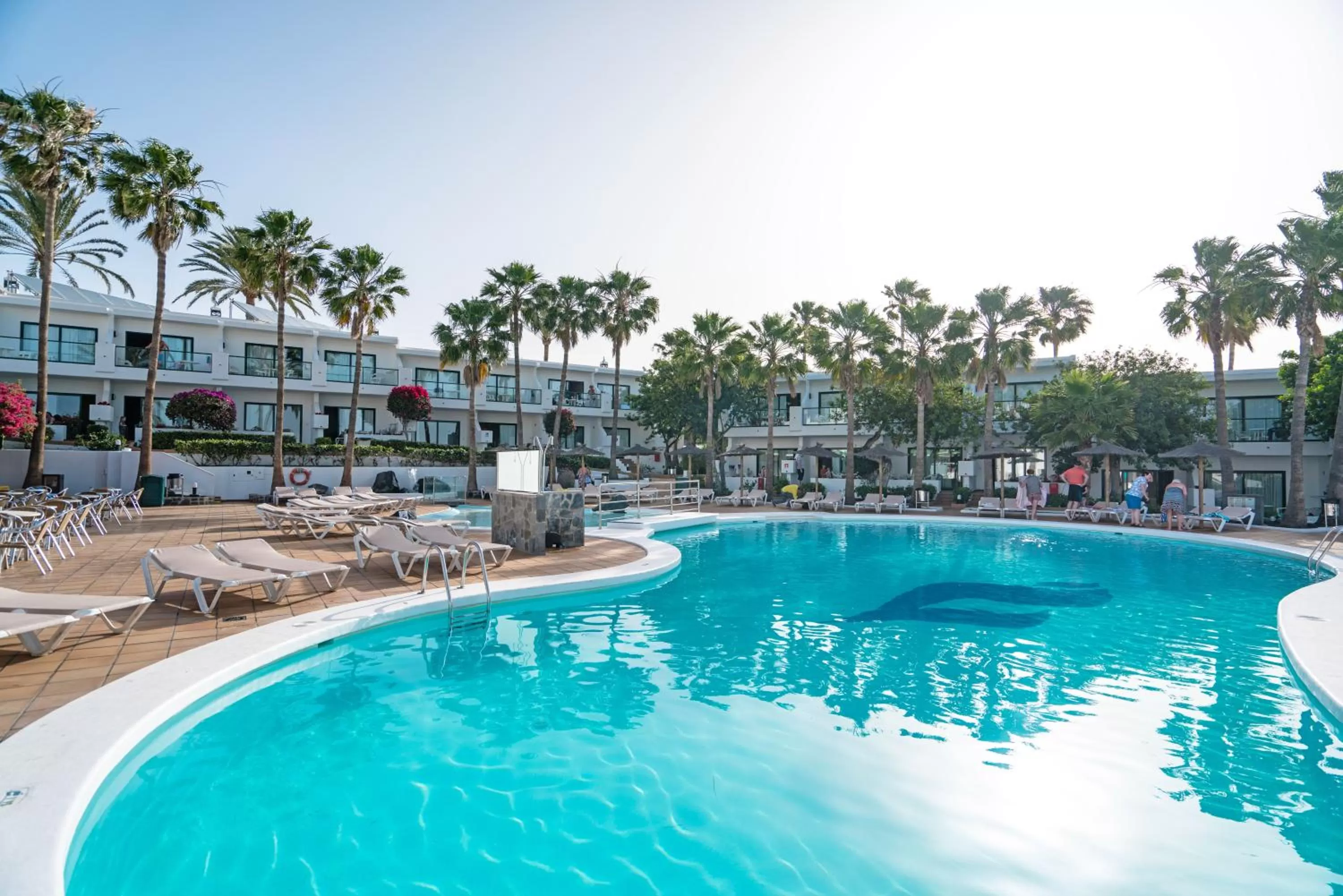 Swimming pool in Hotel THB Flora