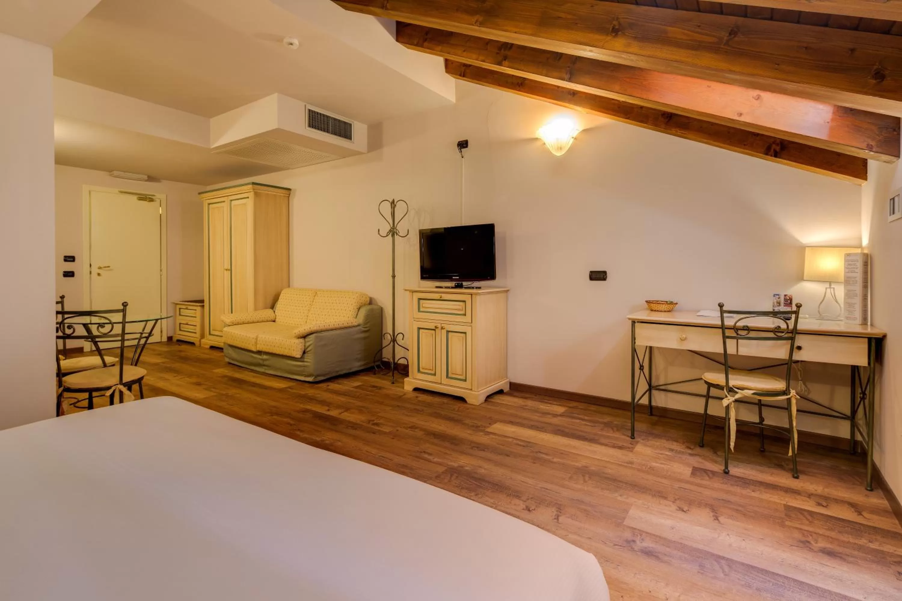 Photo of the whole room, Bed in Art & Hotel Aeroporto