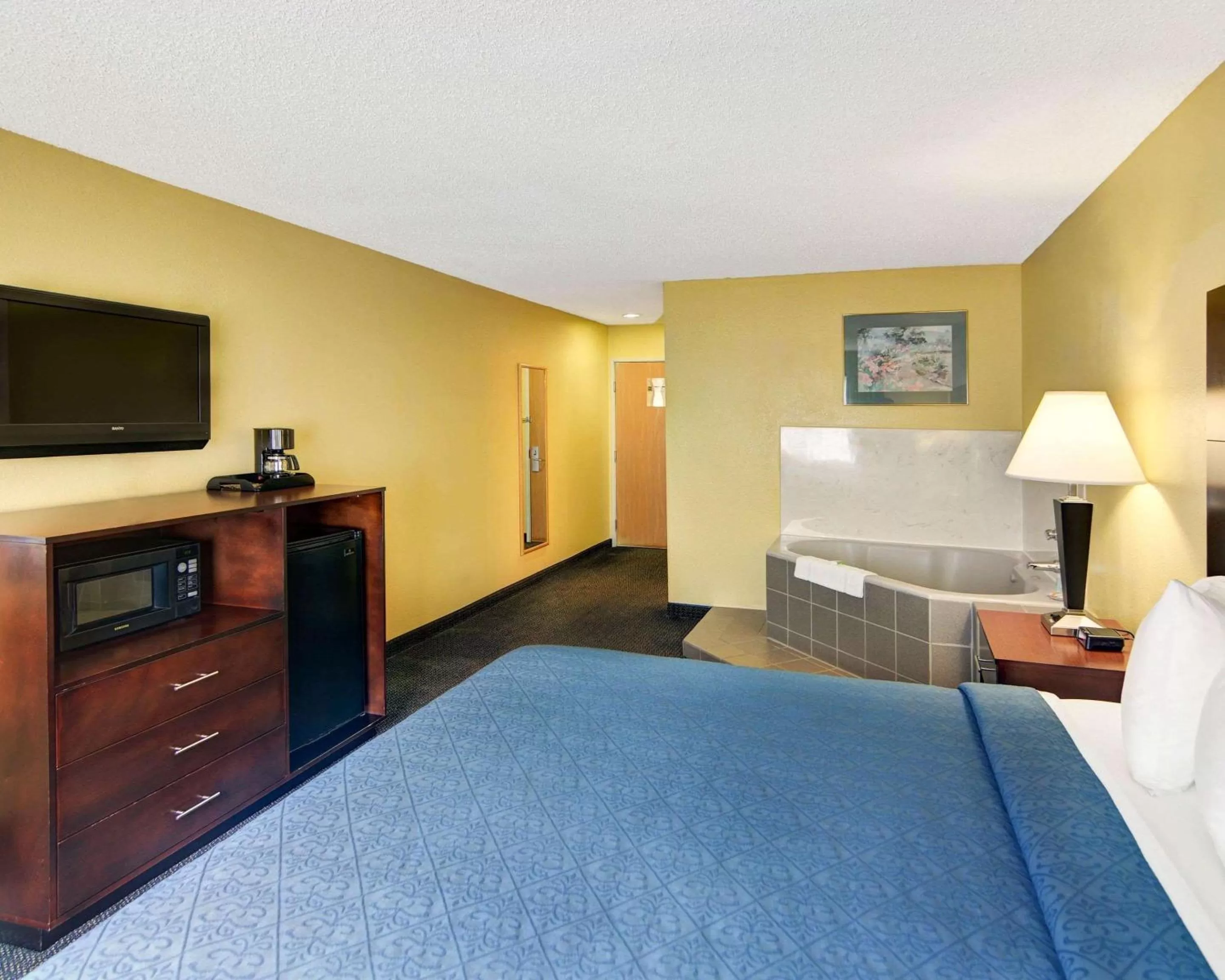 Photo of the whole room, Bed in Quality Inn & Suites Grand Prairie South