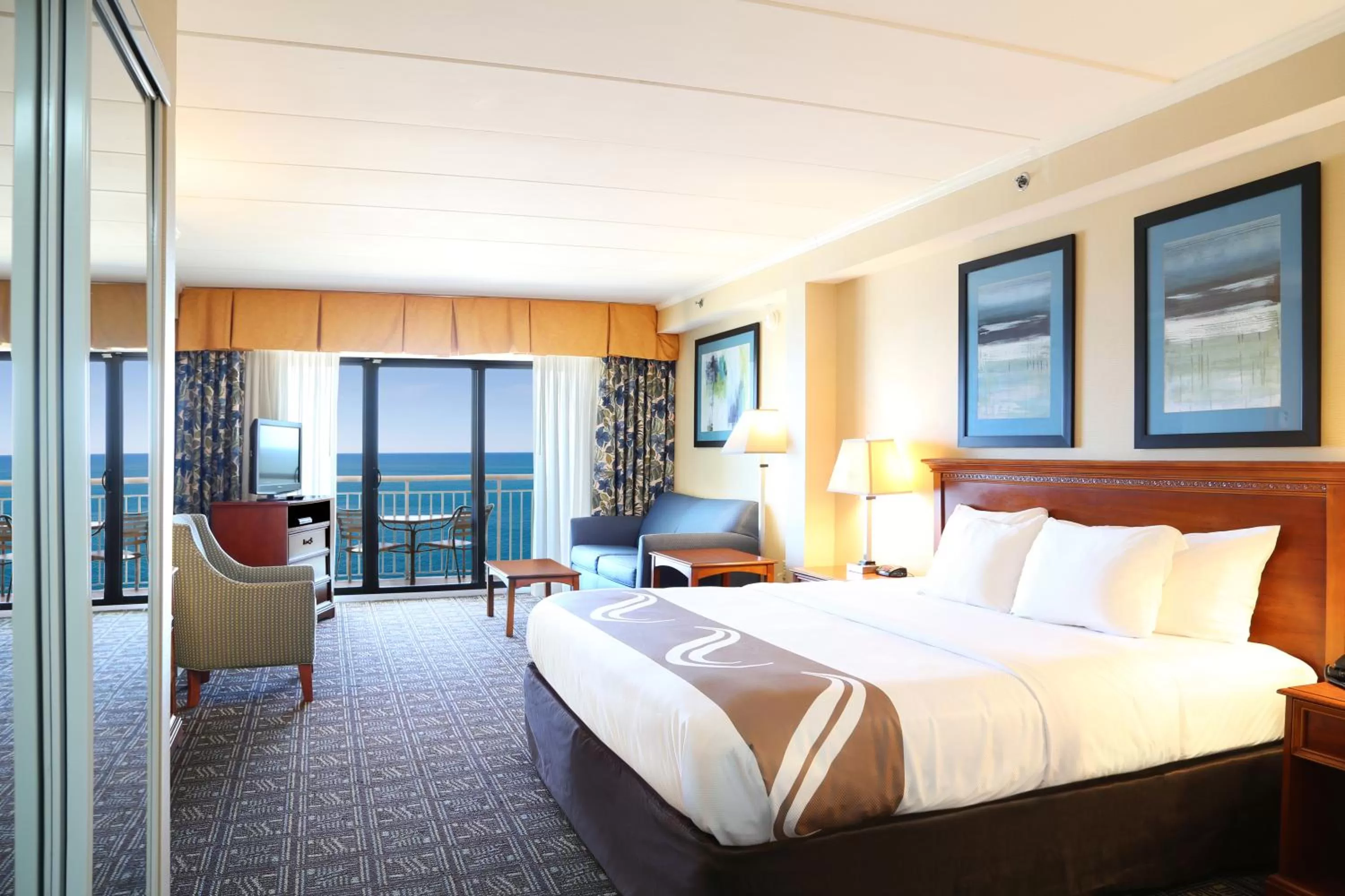 Living room, Bed in Quality Inn Boardwalk