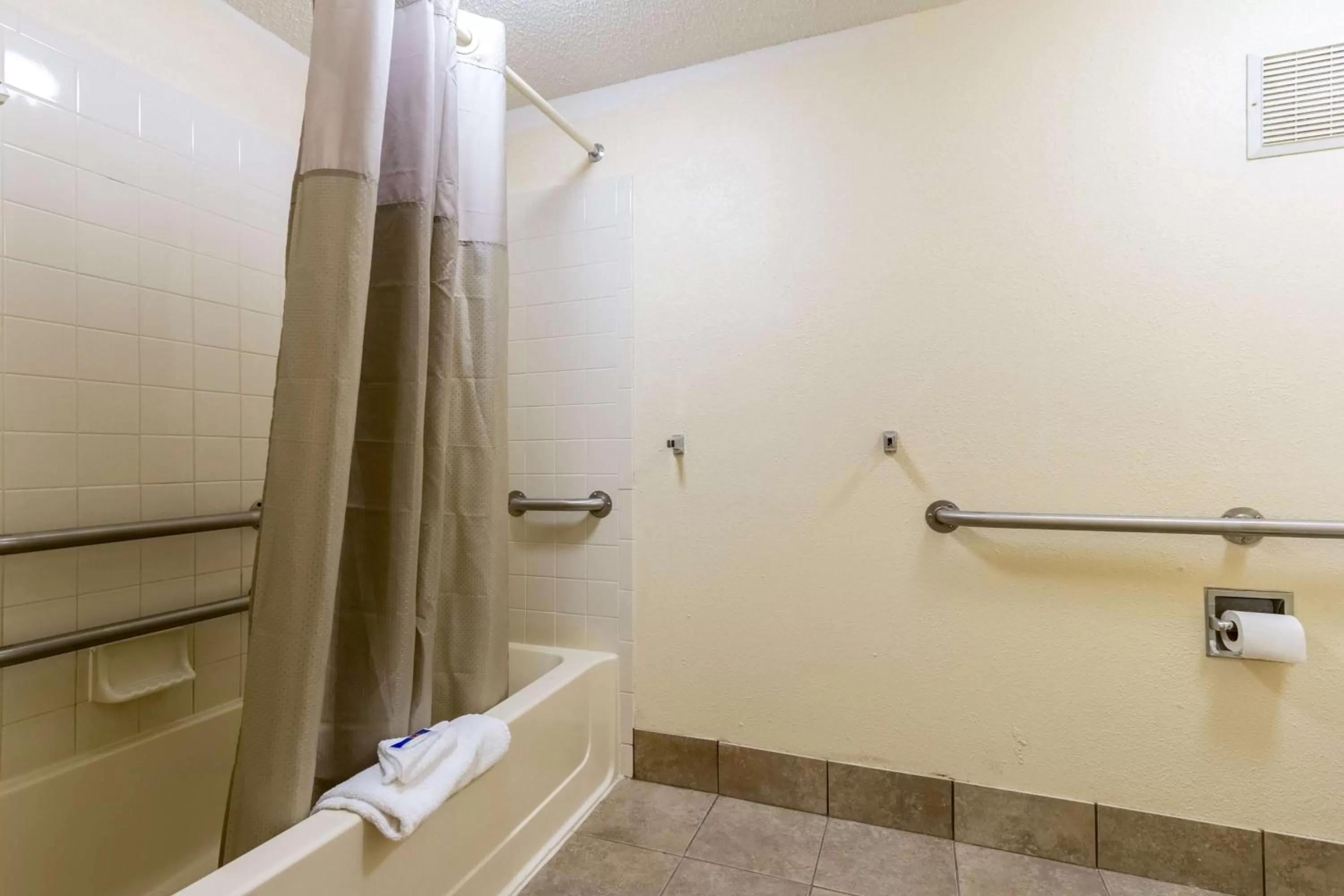 Bathroom in Motel 6-Grove City, OH