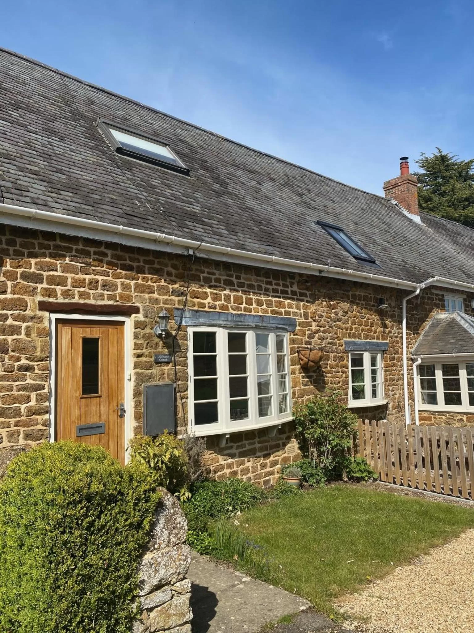Facade/entrance in The Red Lion at Hellidon