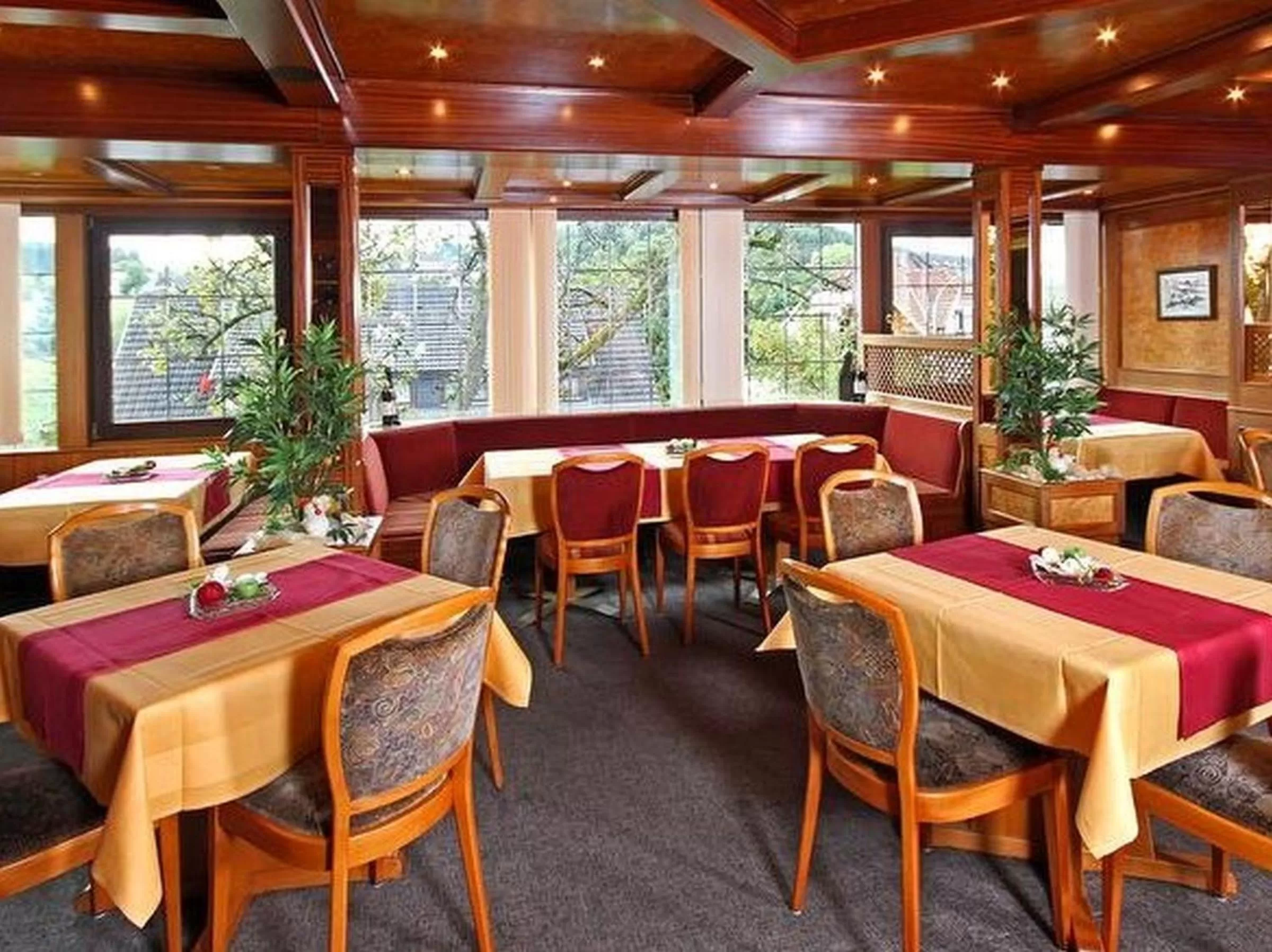 Restaurant/Places to Eat in Gasthof "Zum Burghof"