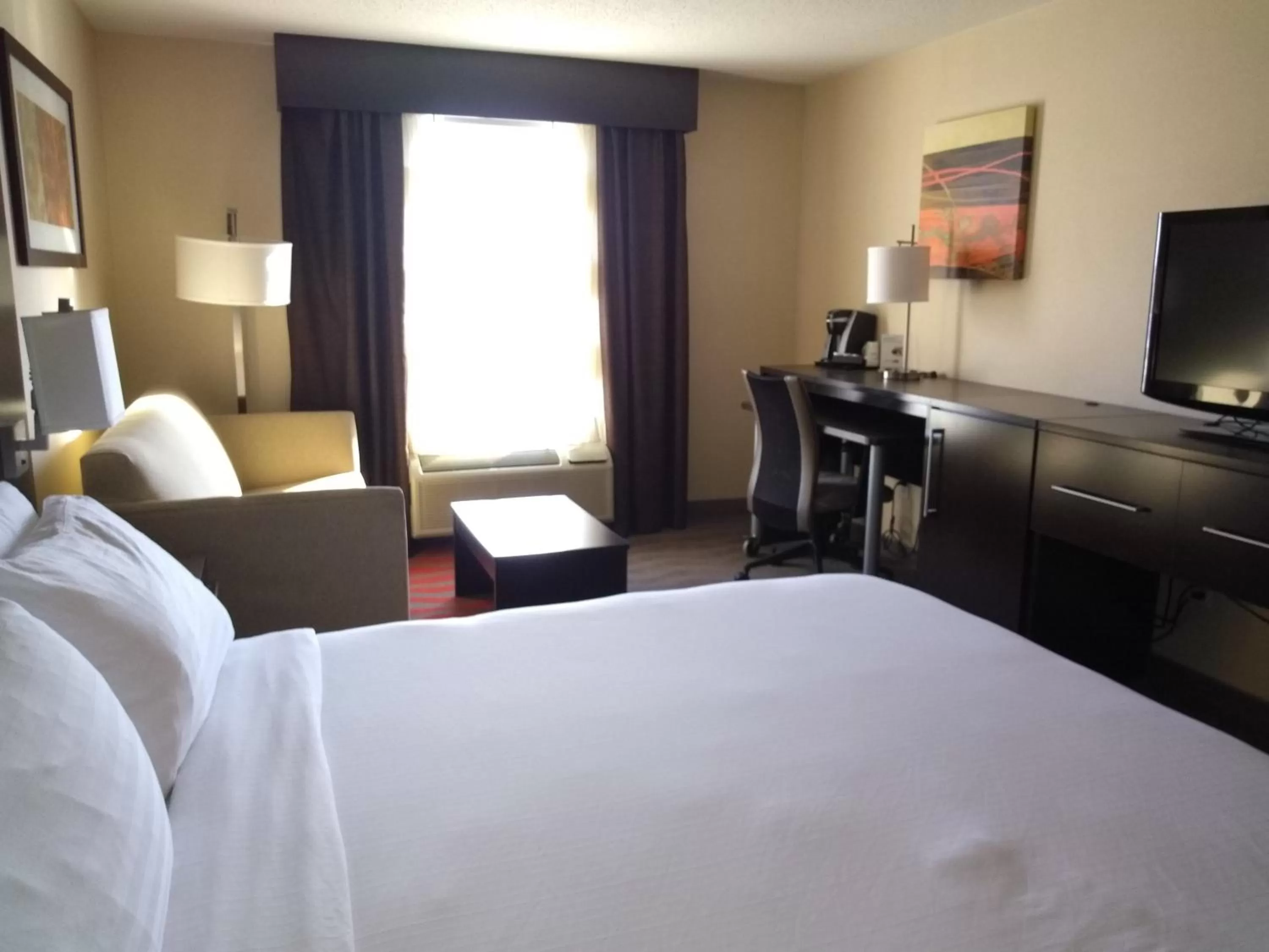 Photo of the whole room, Bed in Holiday Inn Express Hotel & Suites Waterford by IHG