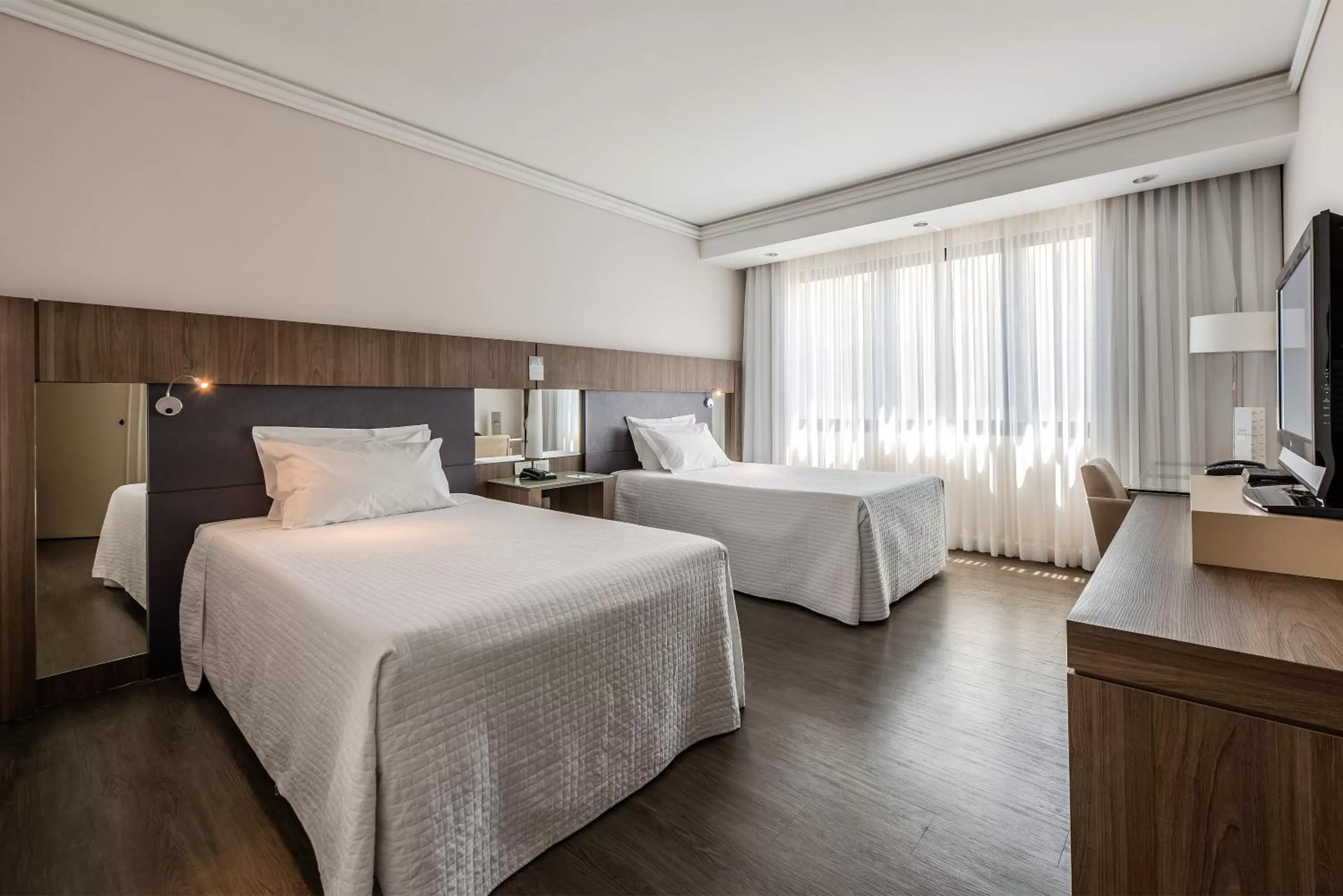 Photo of the whole room, Bed in Grand Mercure Curitiba Rayon