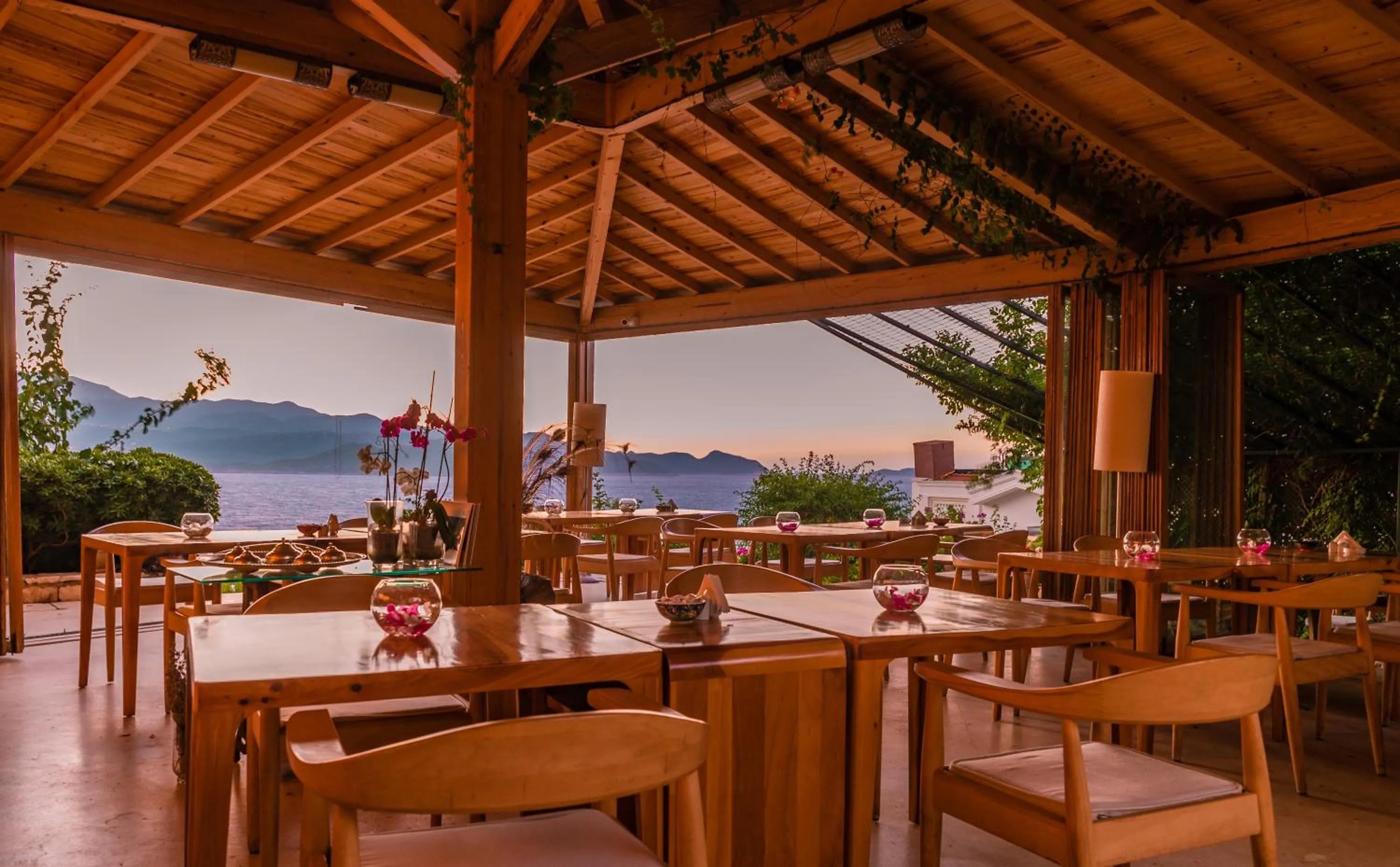 Restaurant/places to eat in Lycia Hotel