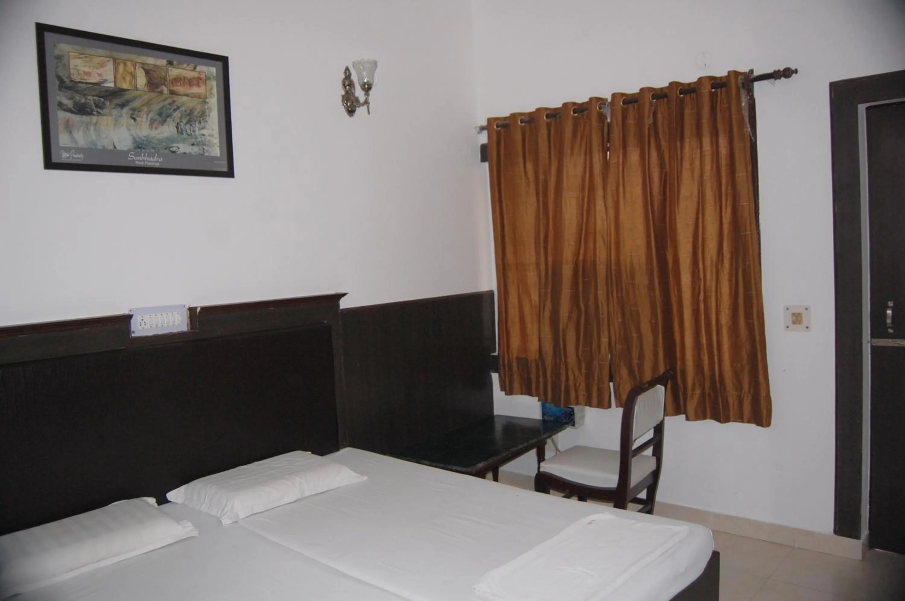 Photo of the whole room, Bed in Hotel Sidhartha Walking Distance From TajMahal