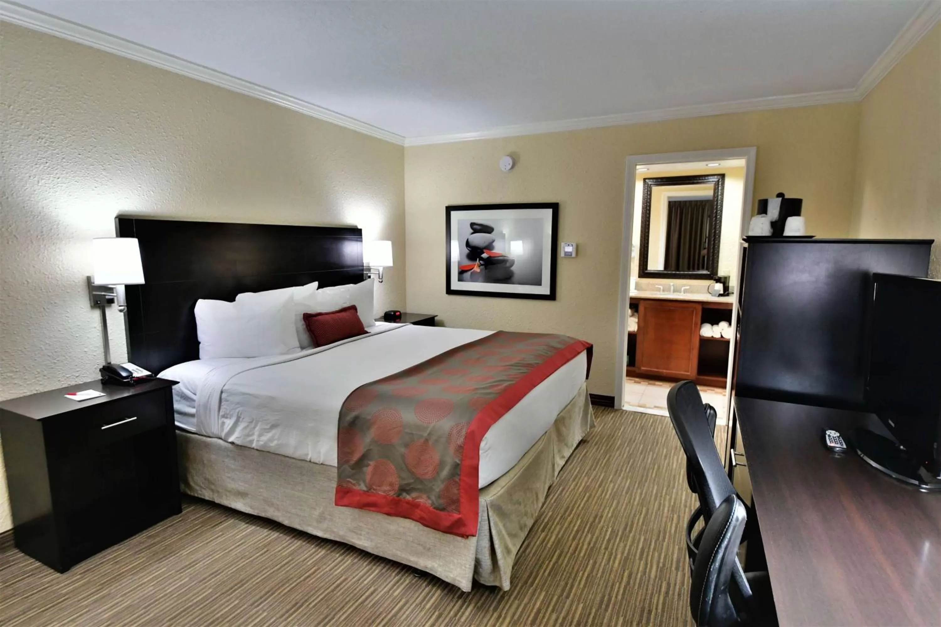 Photo of the whole room, Bed in Ramada by Wyndham Jacksonville Hotel & Conference Center